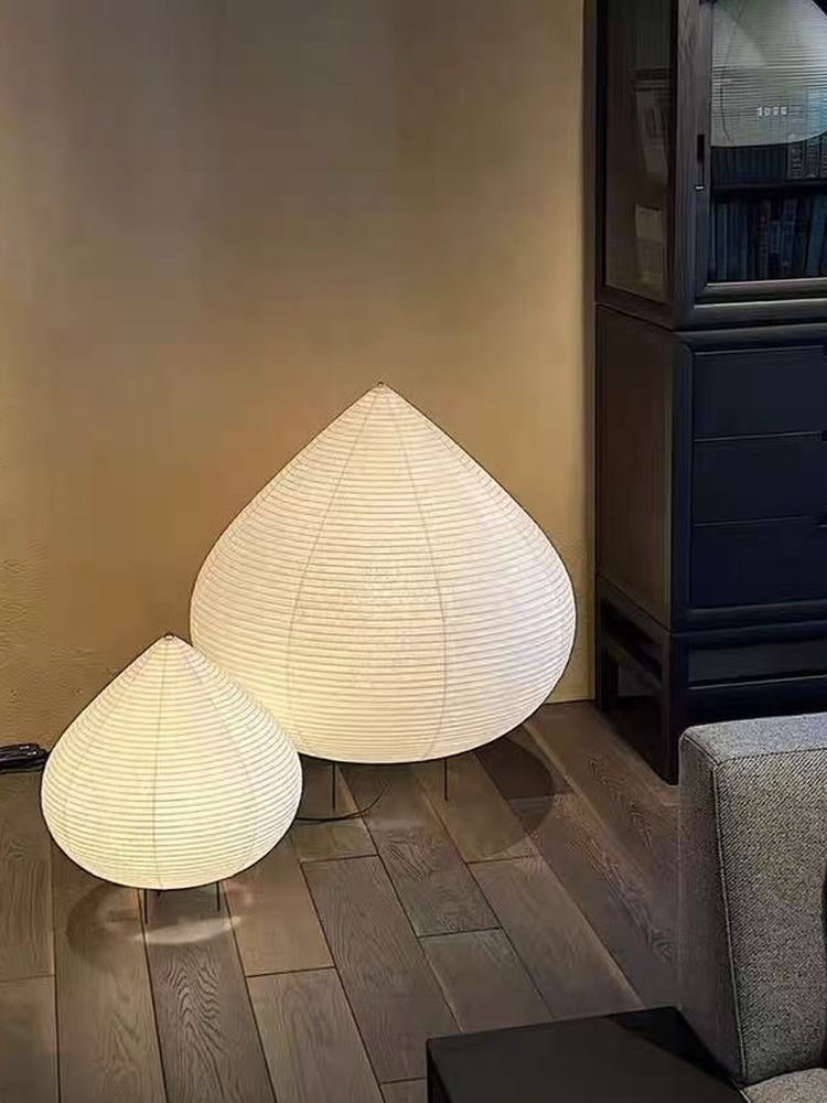 Lámpara de mesa de papel Sutila – en dos tamaños sobre el suelo