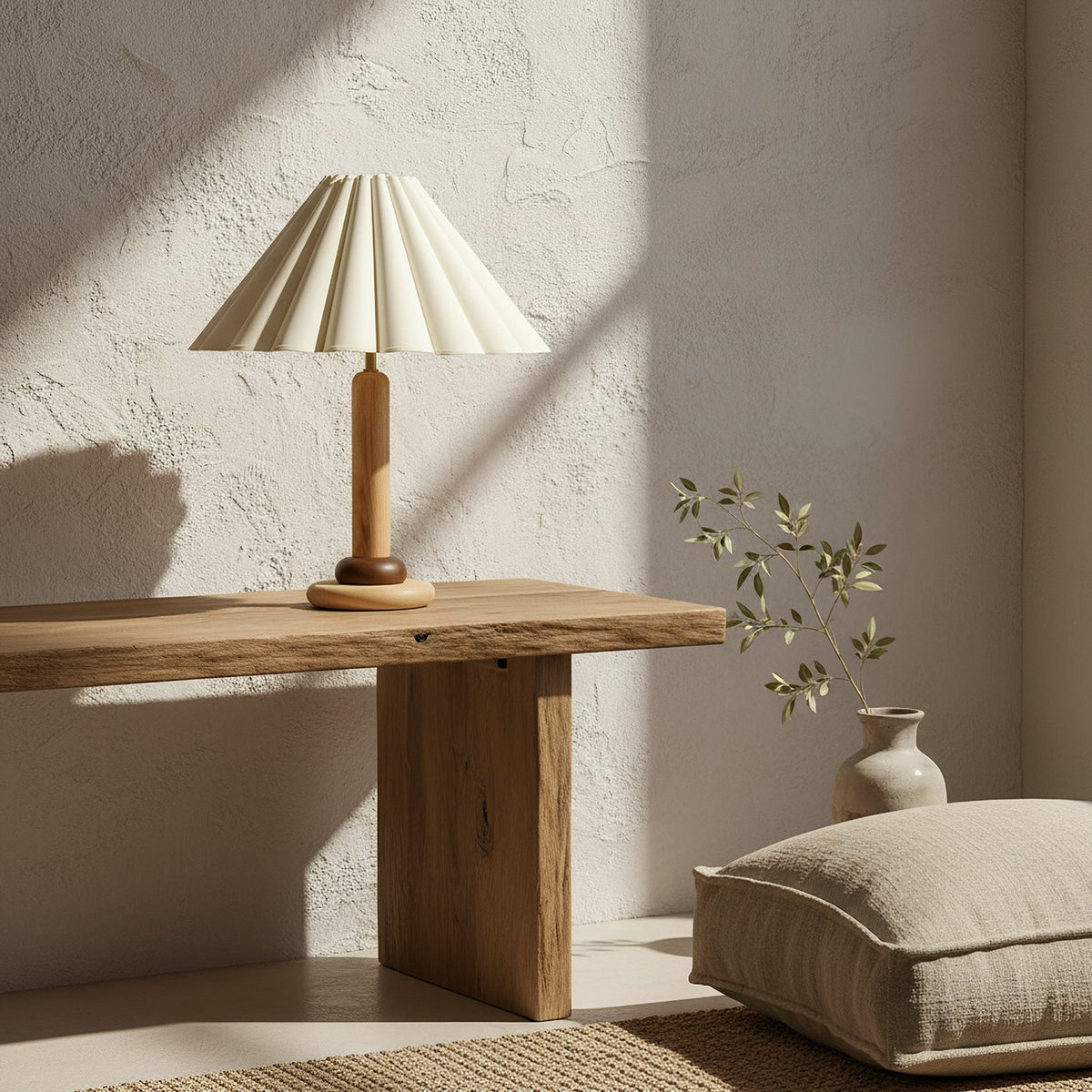 Lámpara de mesa con pantalla plisada Tablela – sobre una mesa de madera rústica