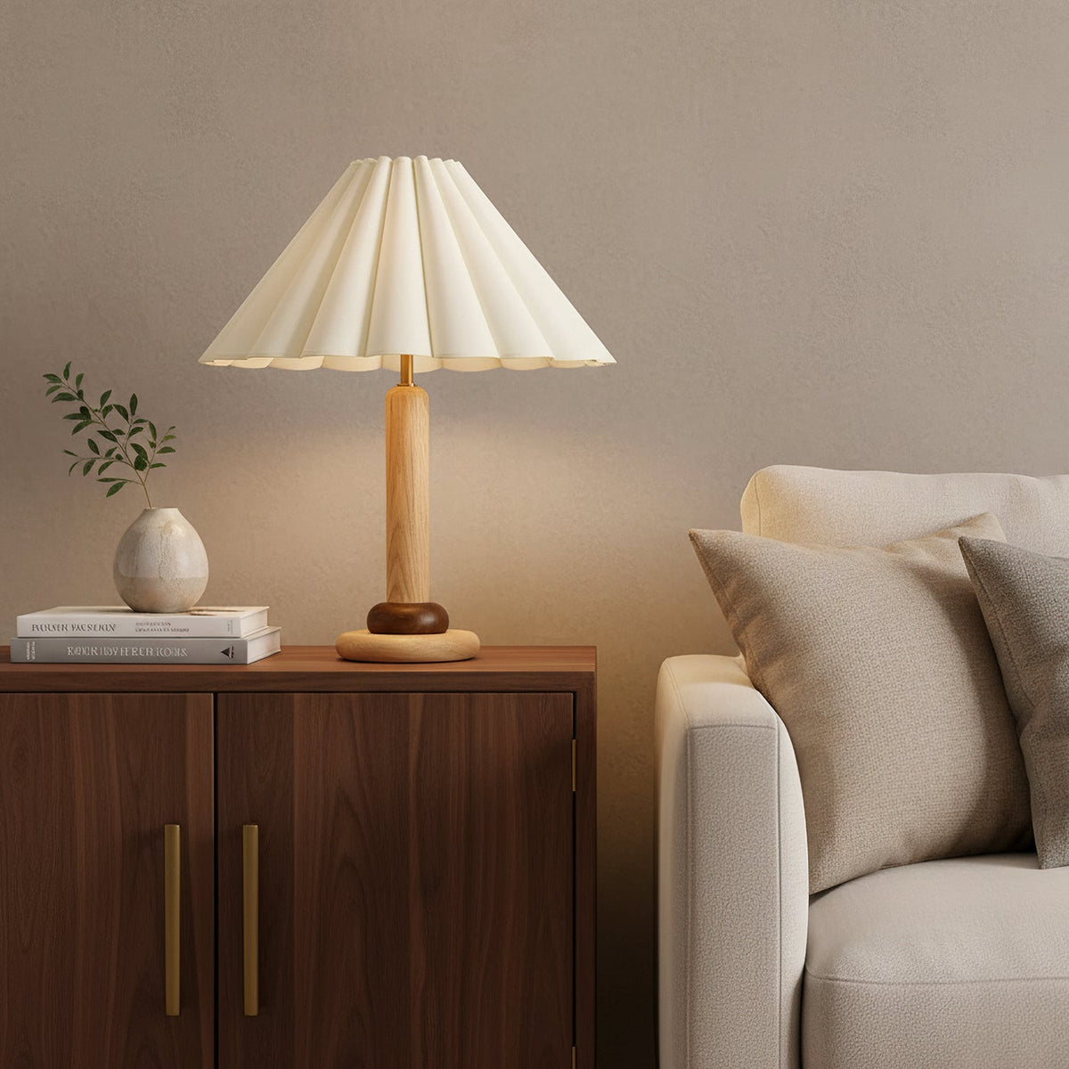 Lámpara de mesa con pantalla plisada Tablela – en un aparador junto al sofá