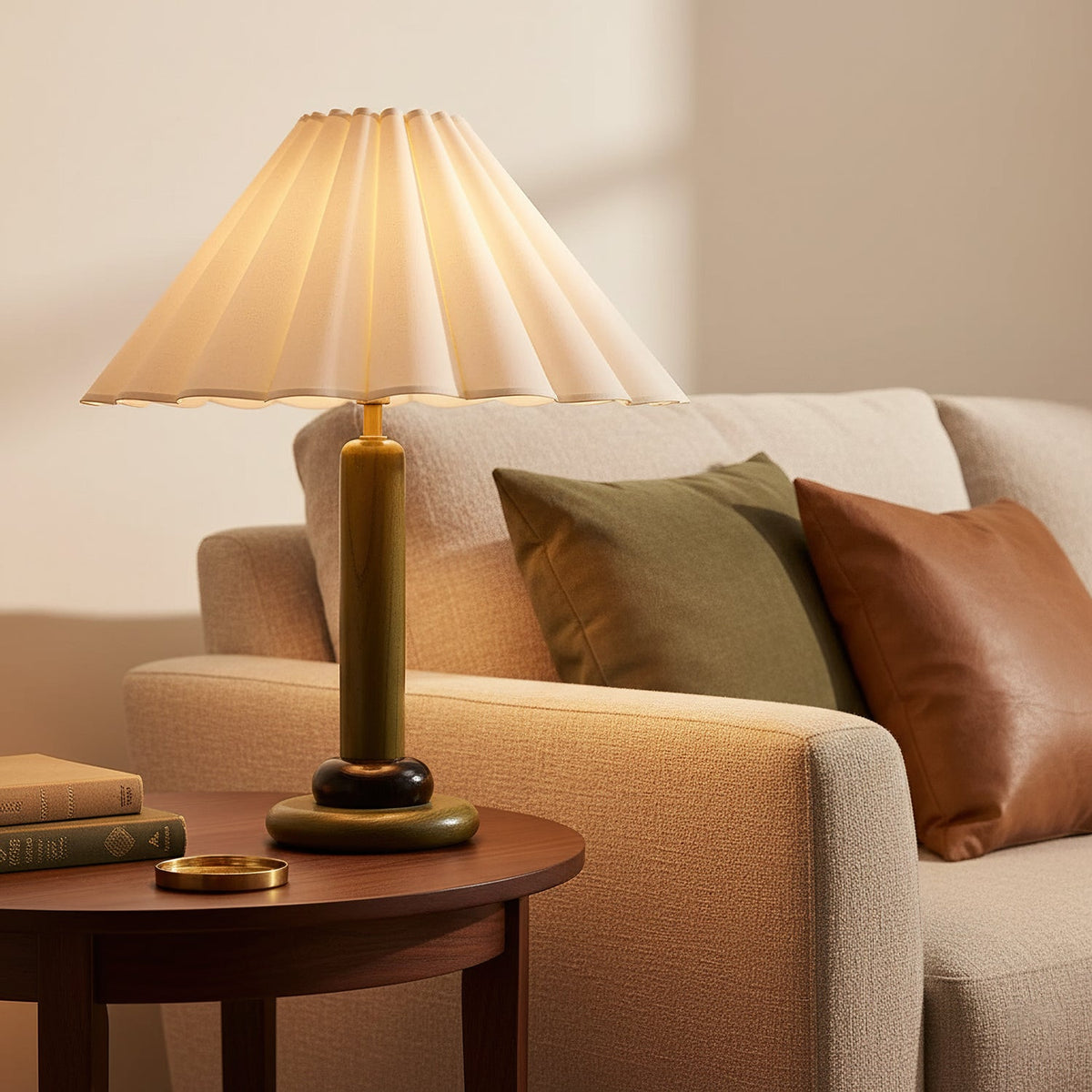 Lámpara de mesa con pantalla plisada Tablela – encendida en un salón cálido