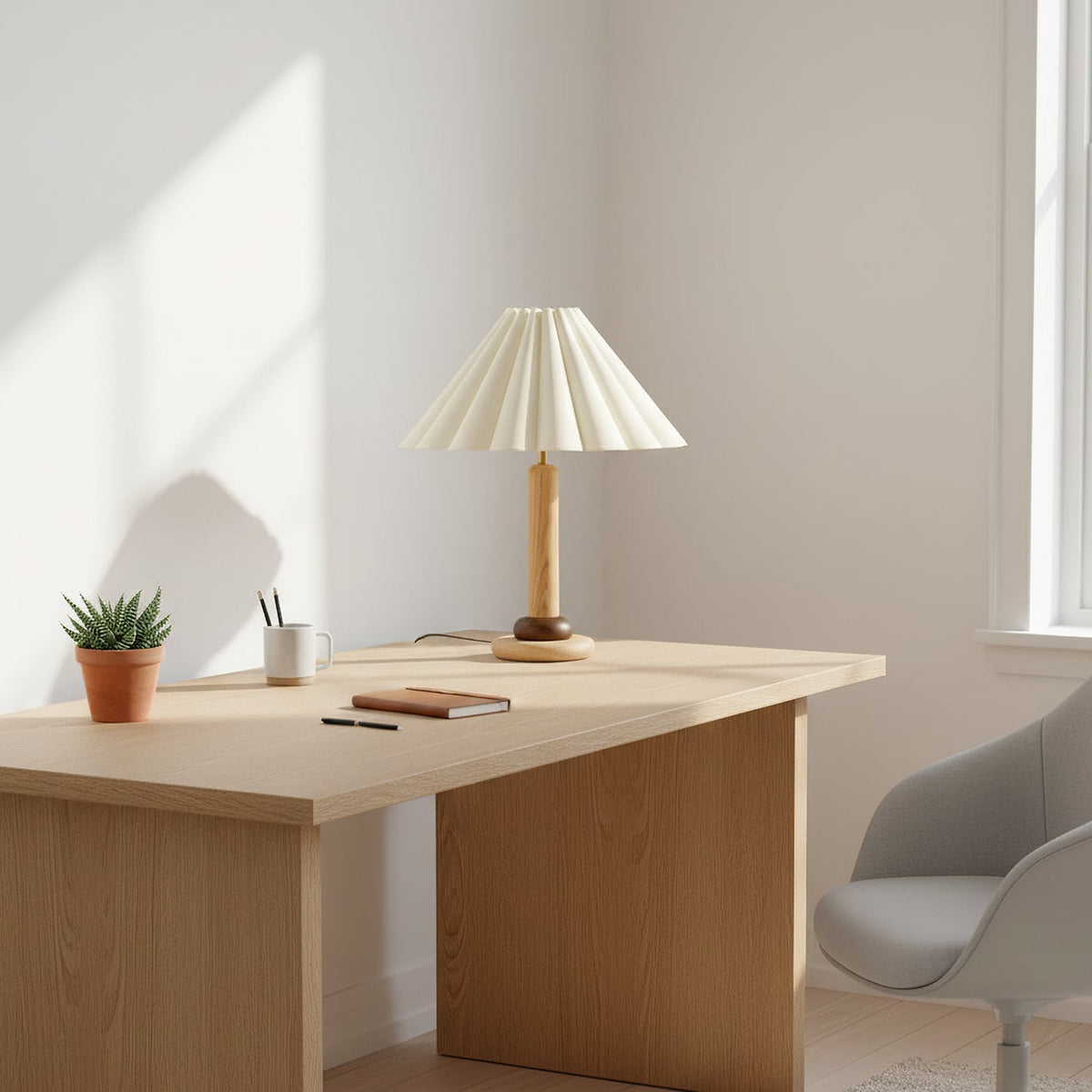 Lámpara de mesa con pantalla plisada Tablela – en un escritorio luminoso