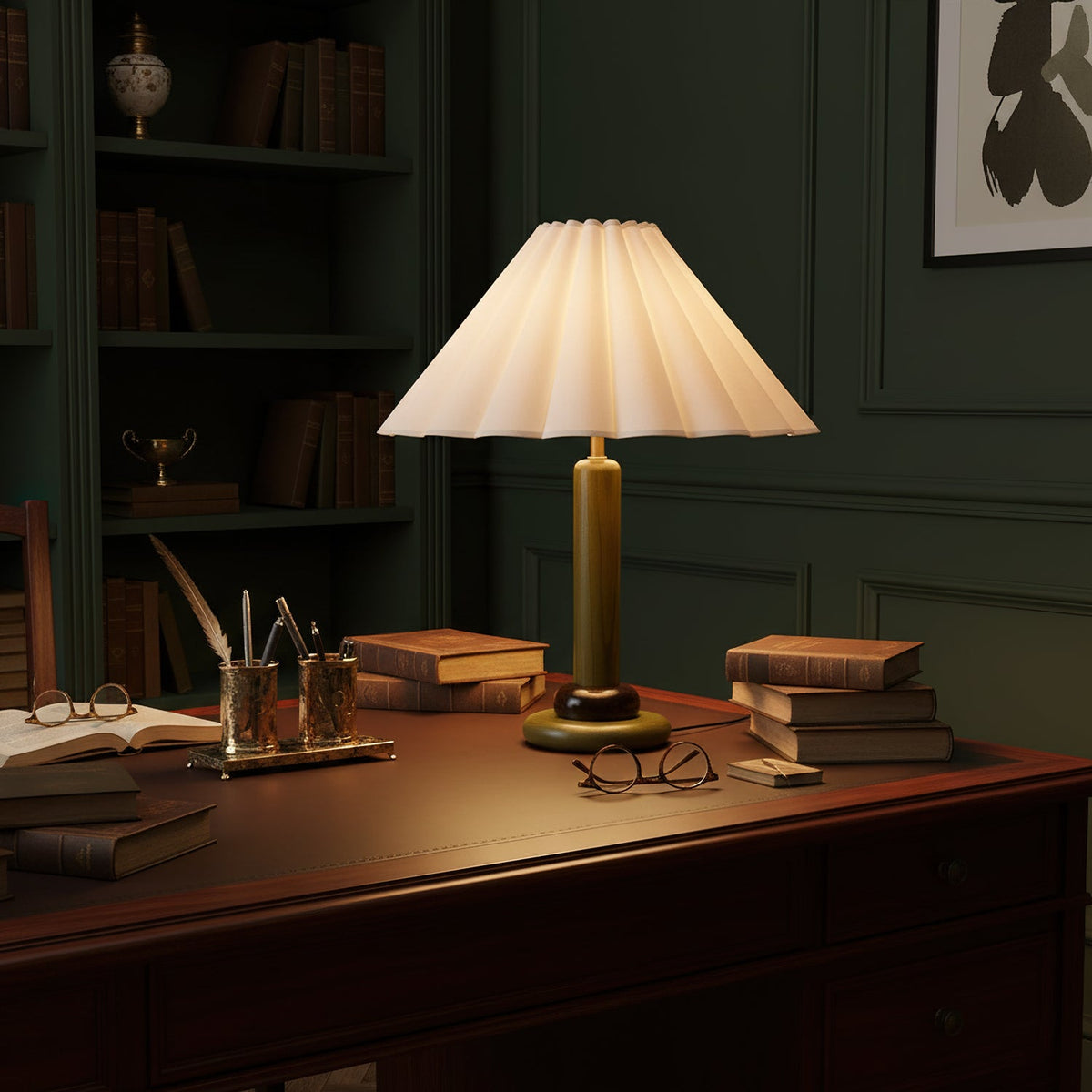 Lámpara de mesa con pantalla plisada Tablela – en un escritorio de madera oscura