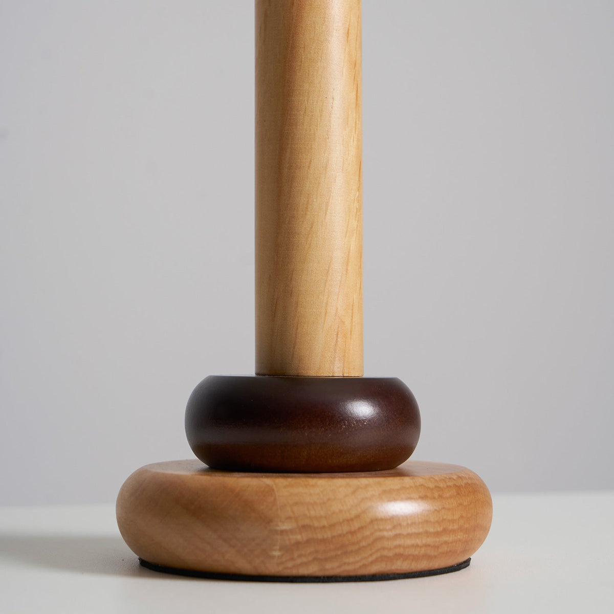 Lámpara de mesa con pantalla plisada Tablela – detalle de la base de madera