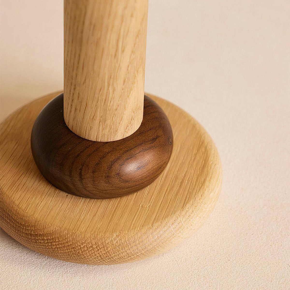 Lámpara de mesa con pantalla plisada Tablela – detalle del pie sobre la base redonda