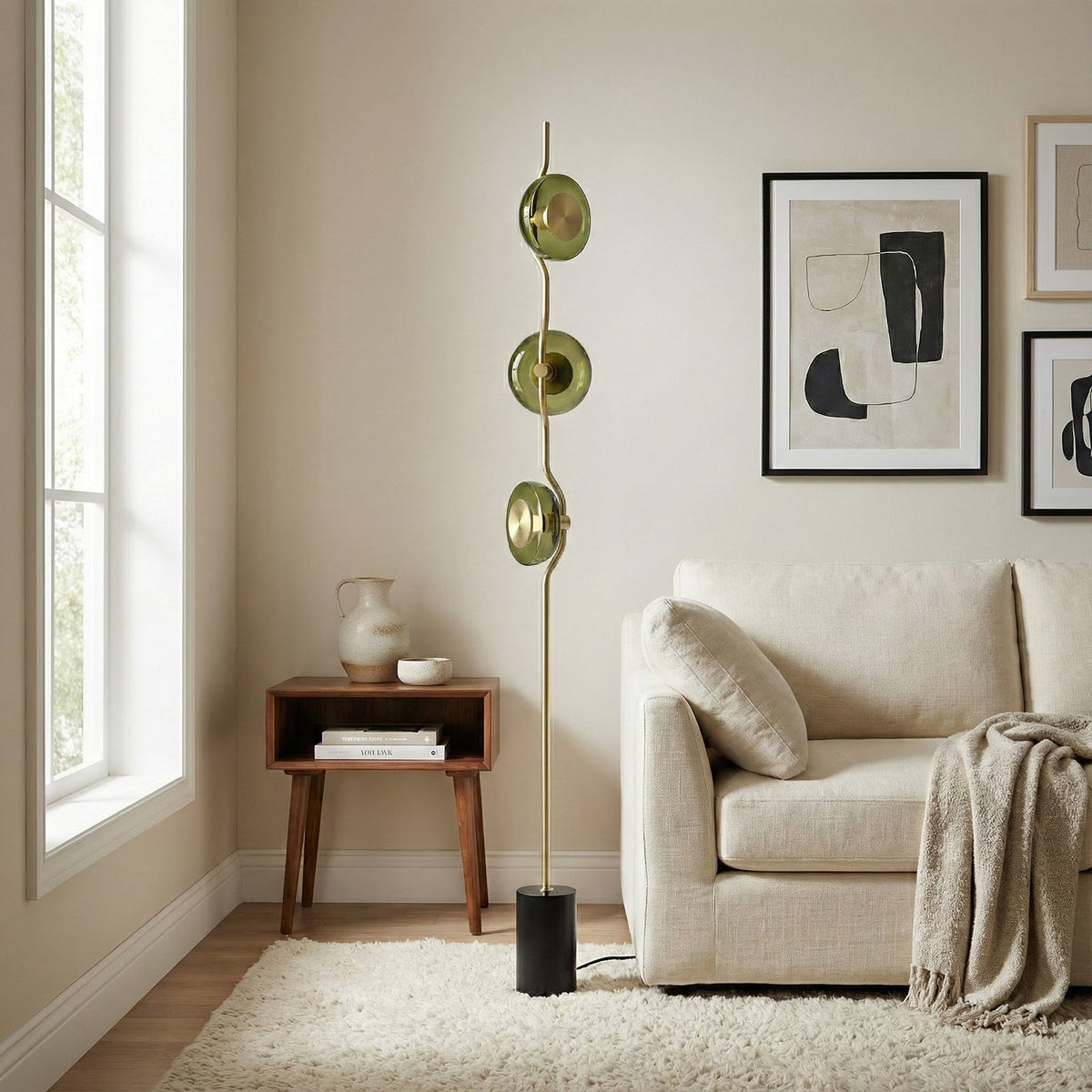 Lámpara de pie LED Tallina en un salón de estilo cálido – imagen 5