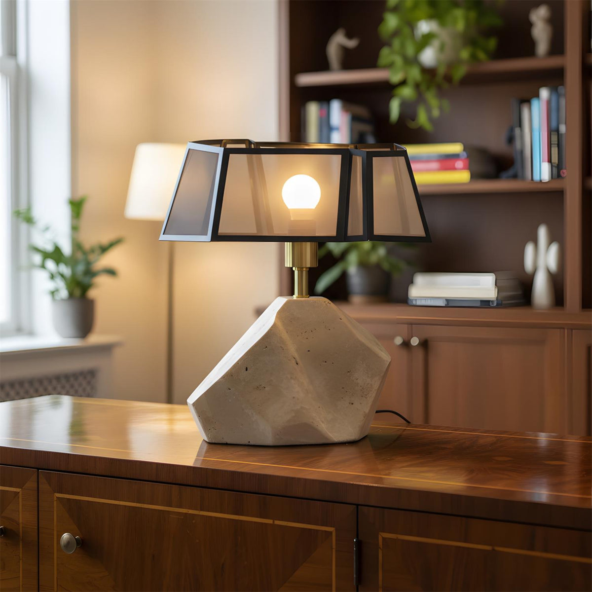 Lámpara de mesa de travertino Tallisca en un salón de tonos naturales – imagen 10