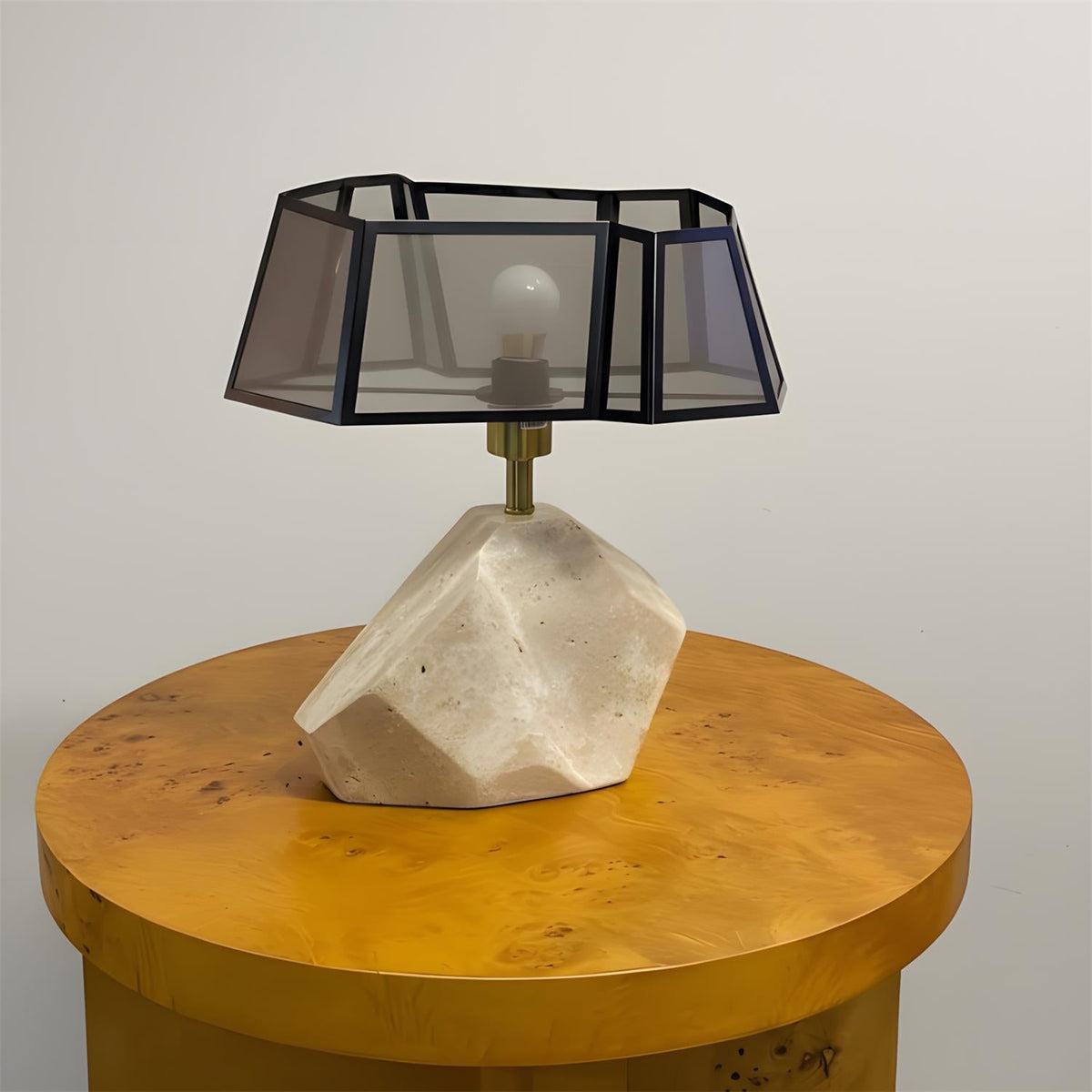 Tallisca - Lámpara de Mesa de Travertino Facetado con Pantalla Geométrica