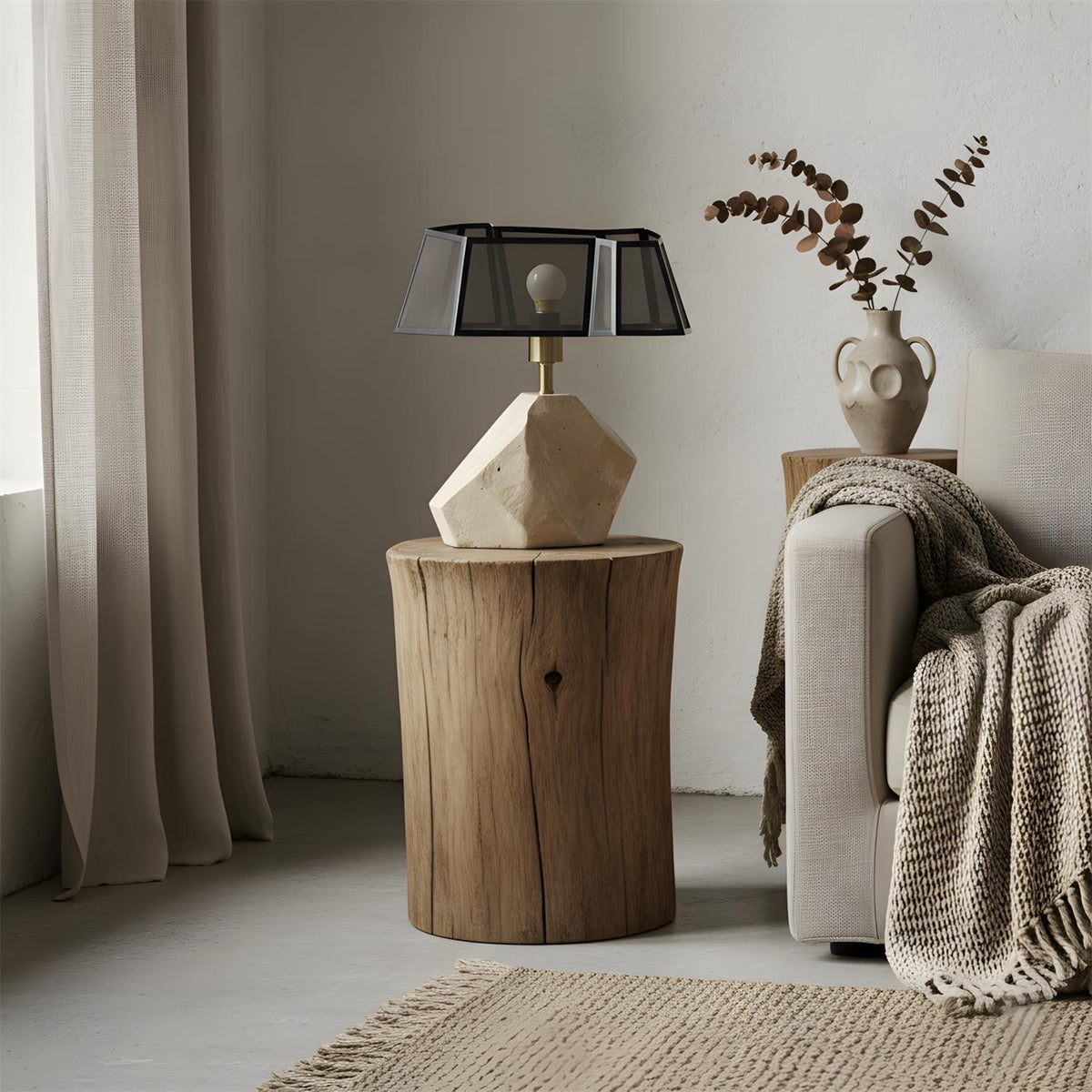 Lámpara de mesa de travertino Tallisca – sobre un tronco de madera junto al sofá