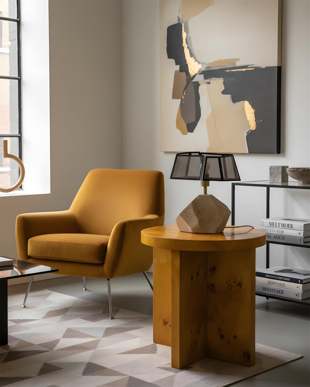 Lámpara de mesa de travertino Tallisca en un salón de tonos naturales – imagen 9