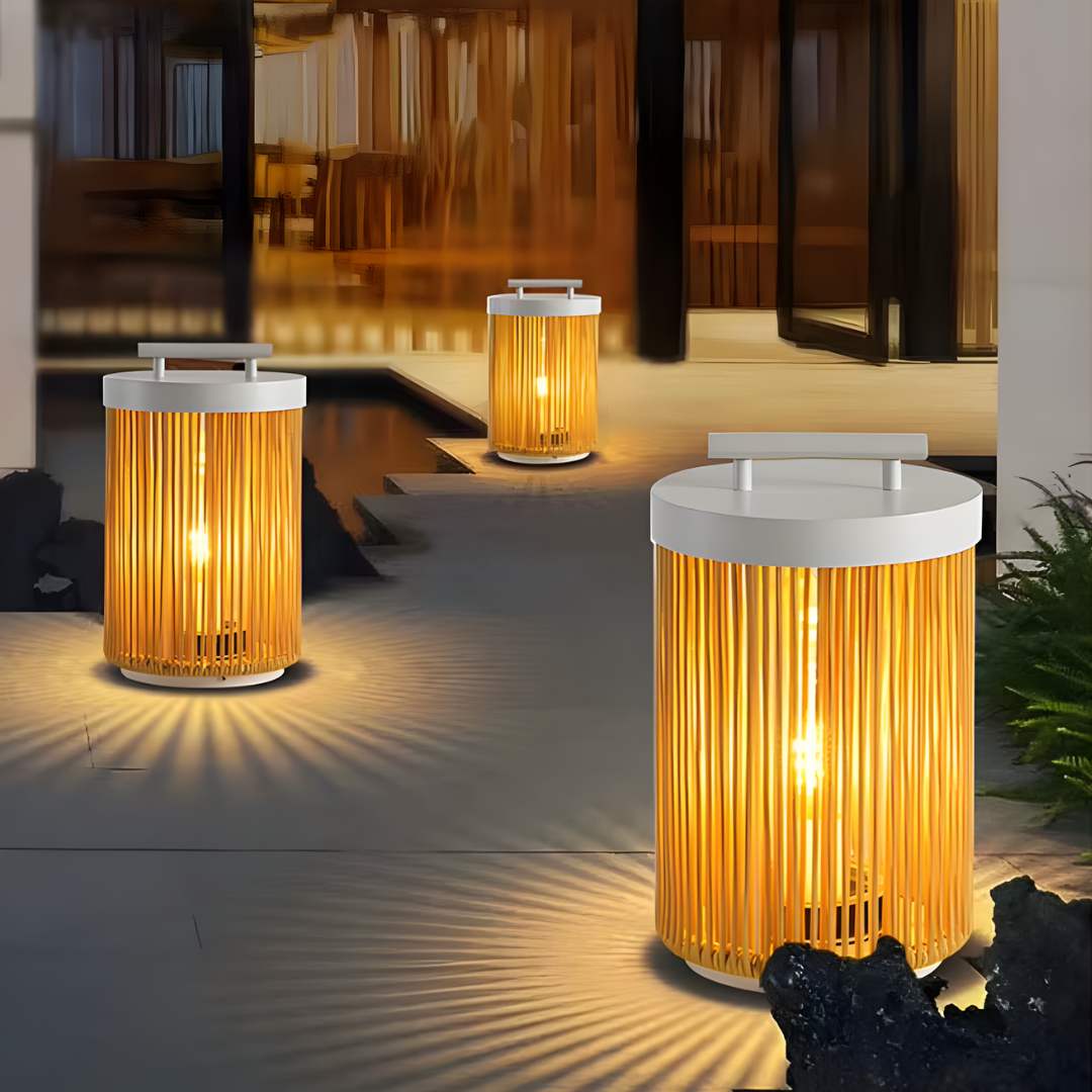 Farol solar de bambú Tambora en una terraza al anochecer – imagen 2