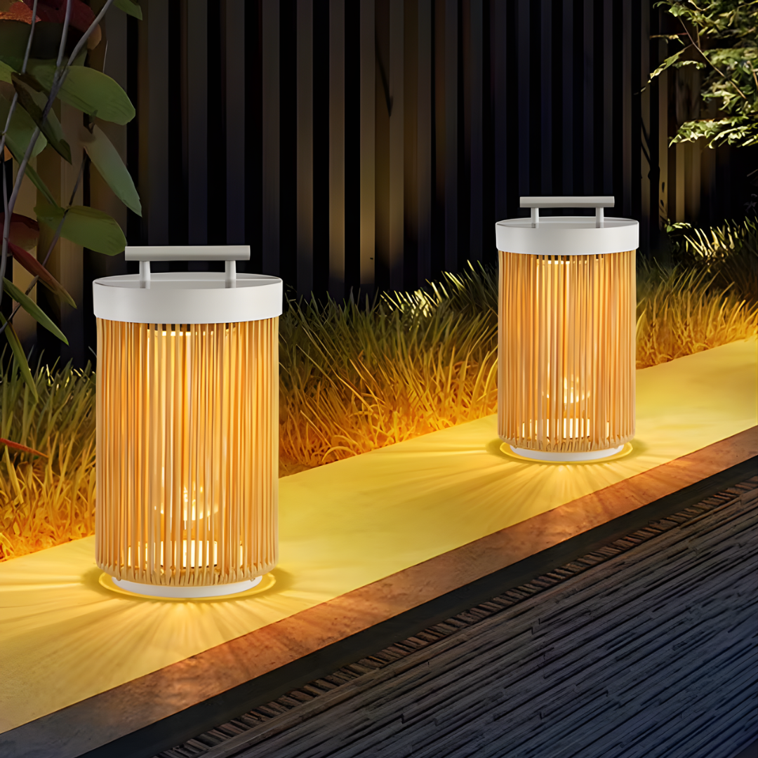 Farol solar de bambú Tambora en una terraza al anochecer – imagen 5