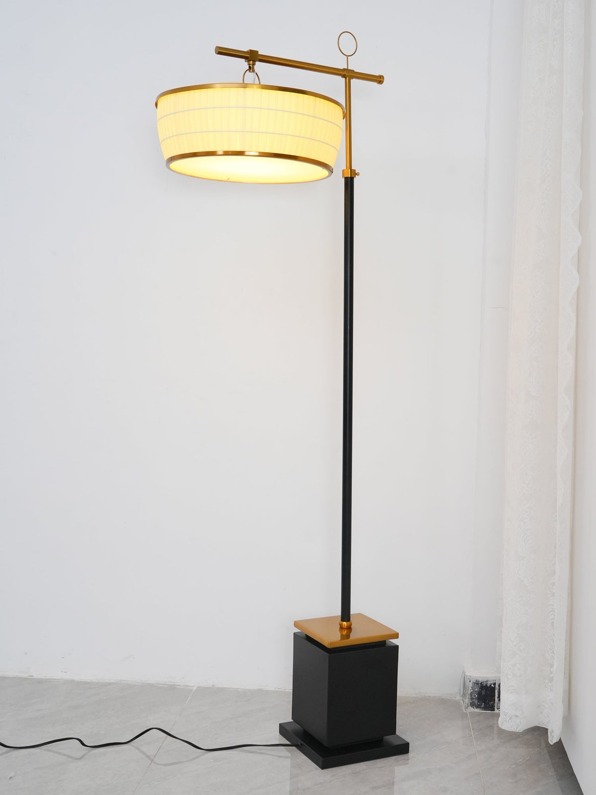 Lámpara de pie Tamborela – encendida junto a la pared