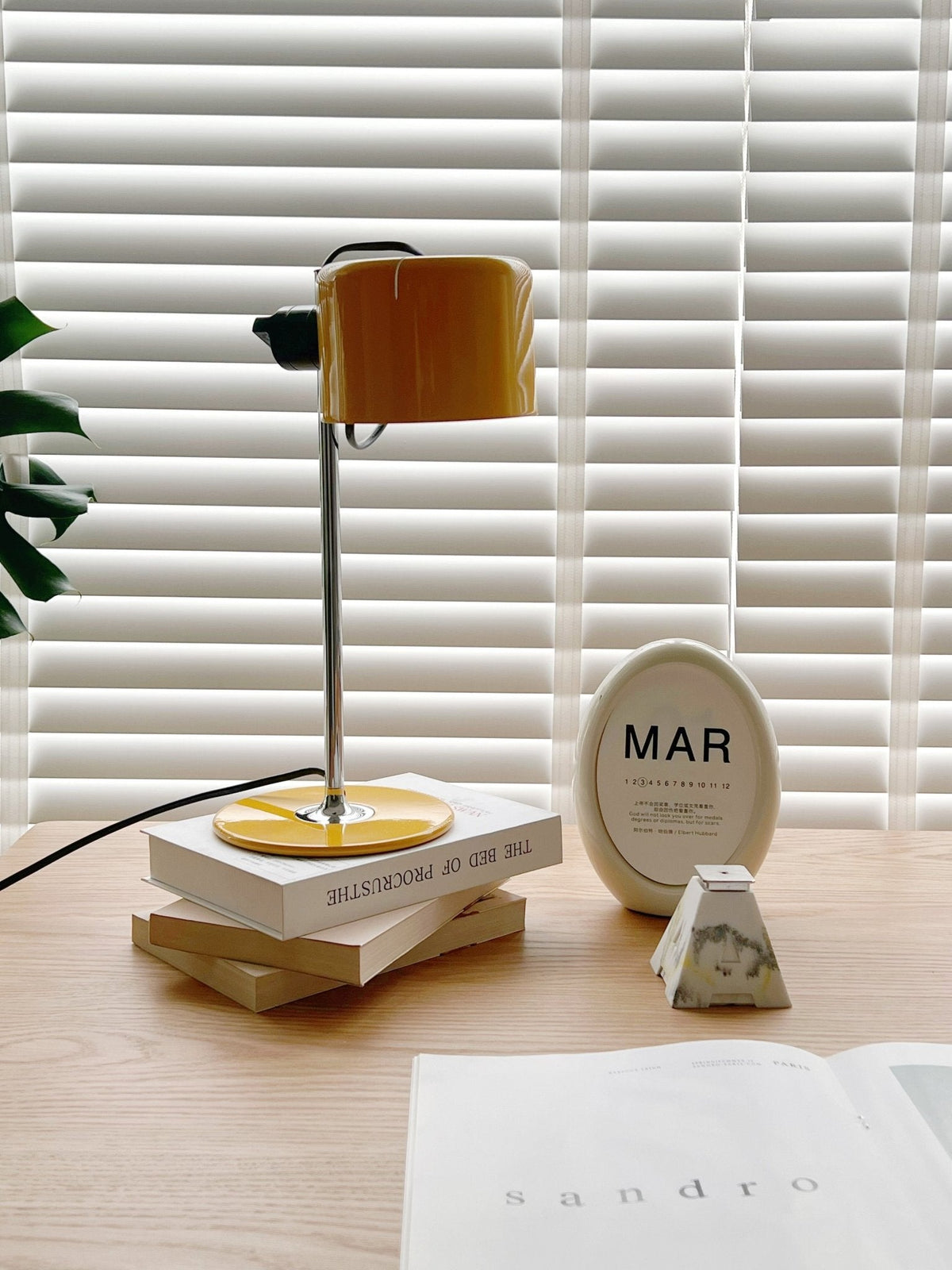 Lámpara de mesa retro de metal Tamboria en un escritorio luminoso – imagen 13
