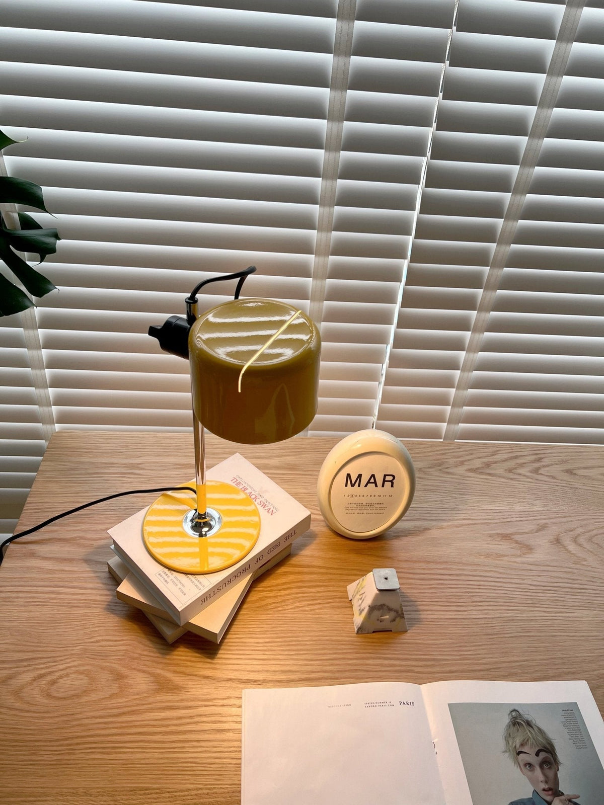 Lámpara de mesa retro de metal Tamboria en un escritorio luminoso – imagen 14