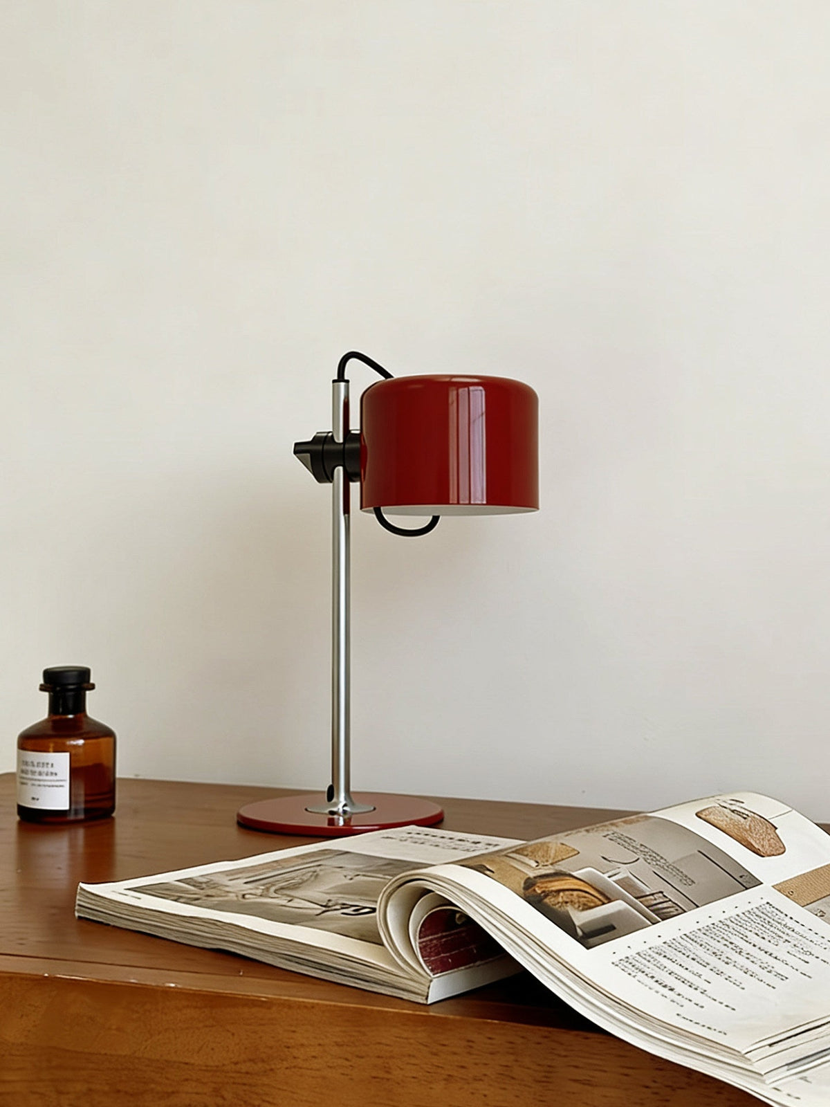 Lámpara de mesa retro de metal Tamboria en un escritorio luminoso – imagen 15