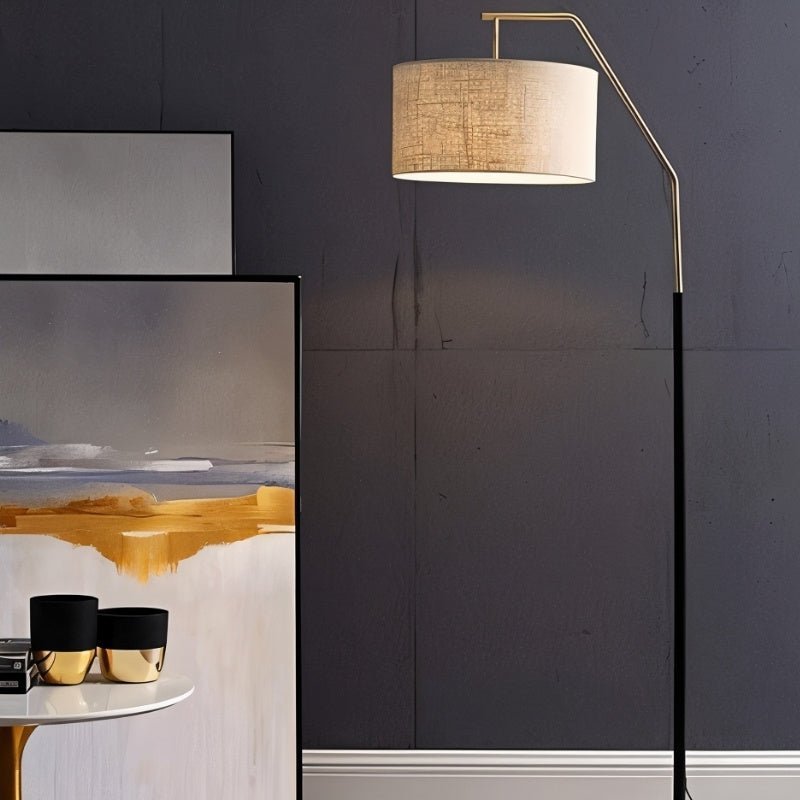 Lámpara de pie arco Tambria en un salón moderno – imagen 4