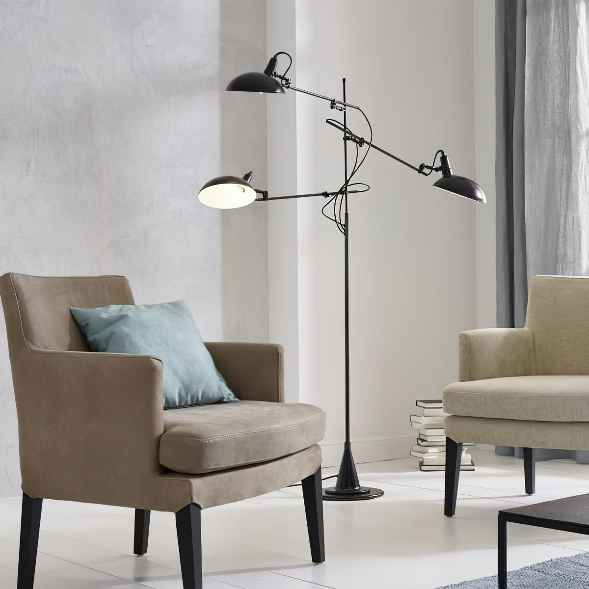 Lámpara de pie con brazos articulados Tangora en un salón de estilo industrial – imagen 7