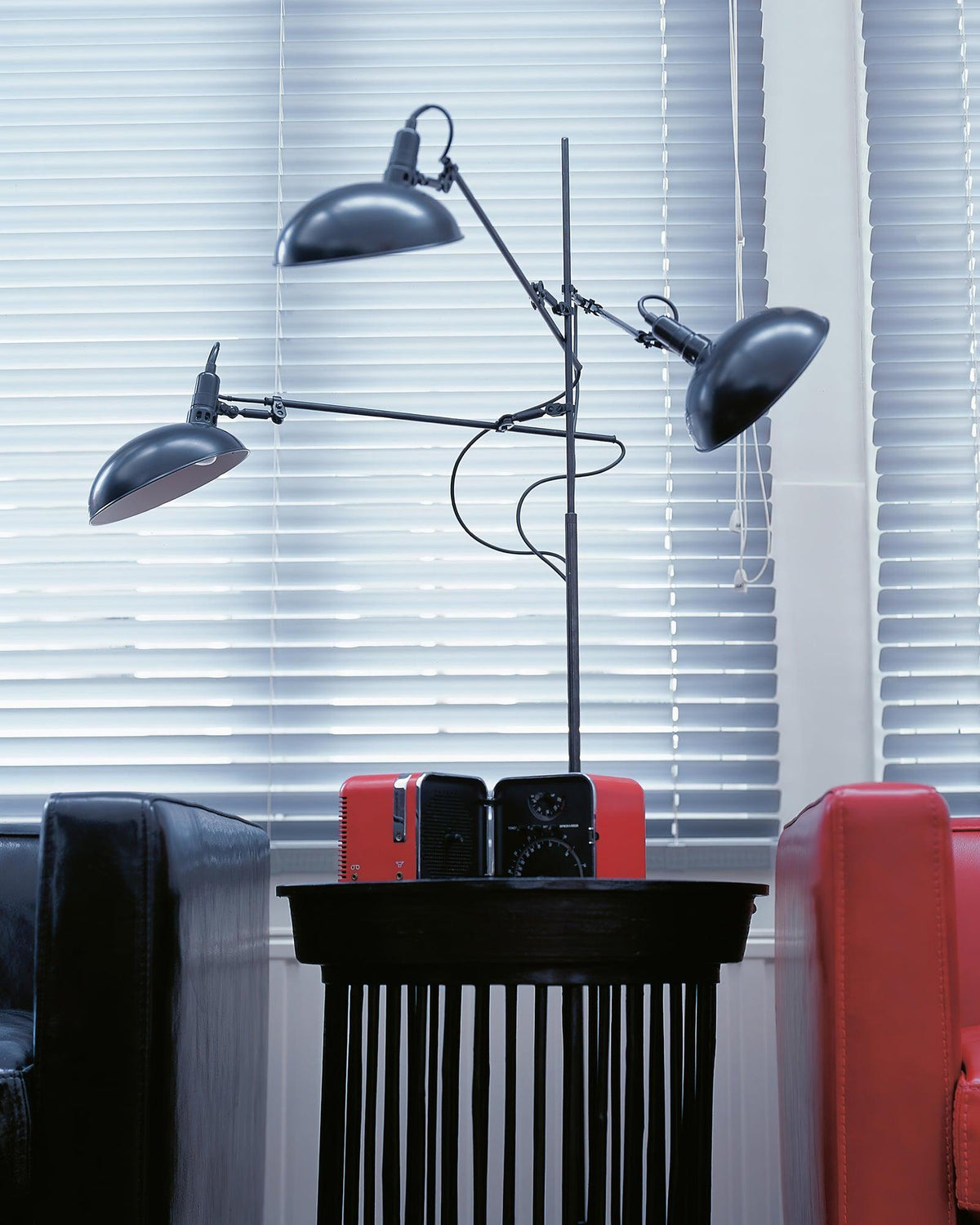 Lámpara de pie con brazos articulados Tangora en un salón de estilo industrial – imagen 10