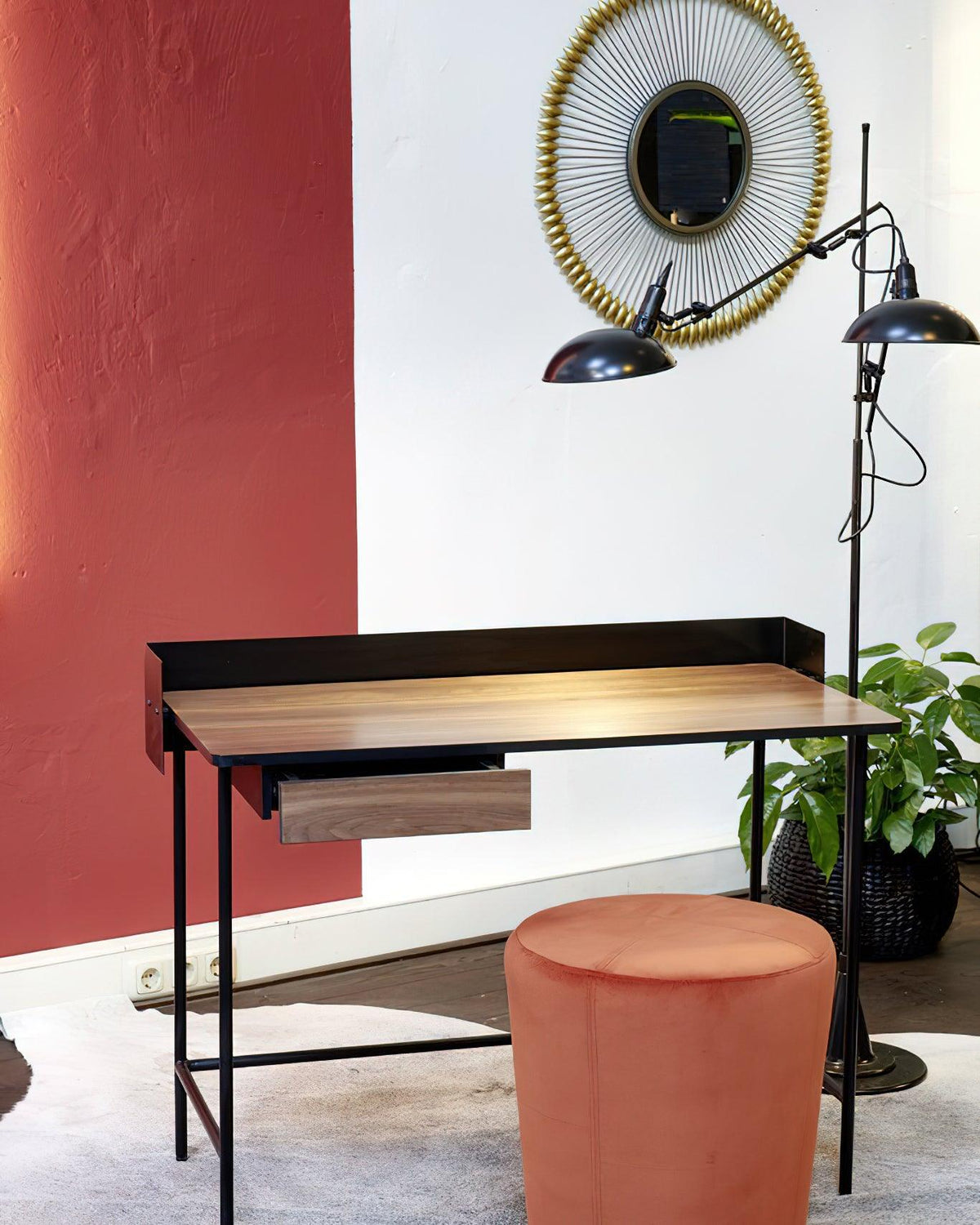 Lámpara de pie con brazos articulados Tangora en un salón de estilo industrial – imagen 11