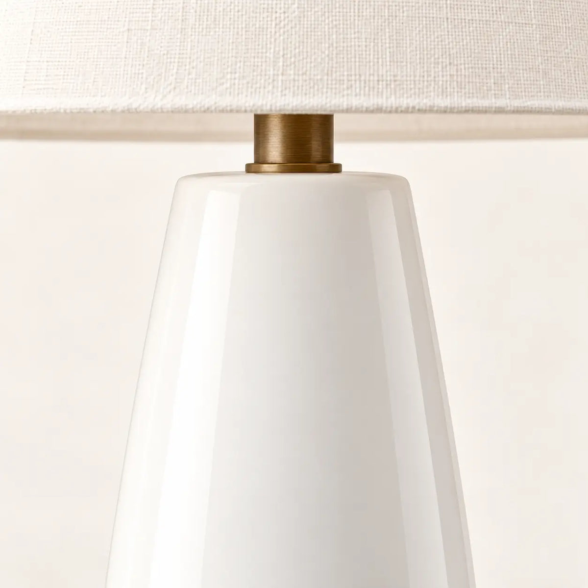Lámpara de mesa cónica moderna Dolera – detalle de la base de cerámica blanca brillante