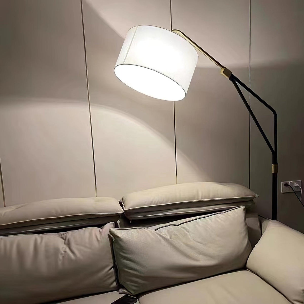 Lámpara de pie de arco con base de mármol Tarcela en un salón moderno – imagen 5