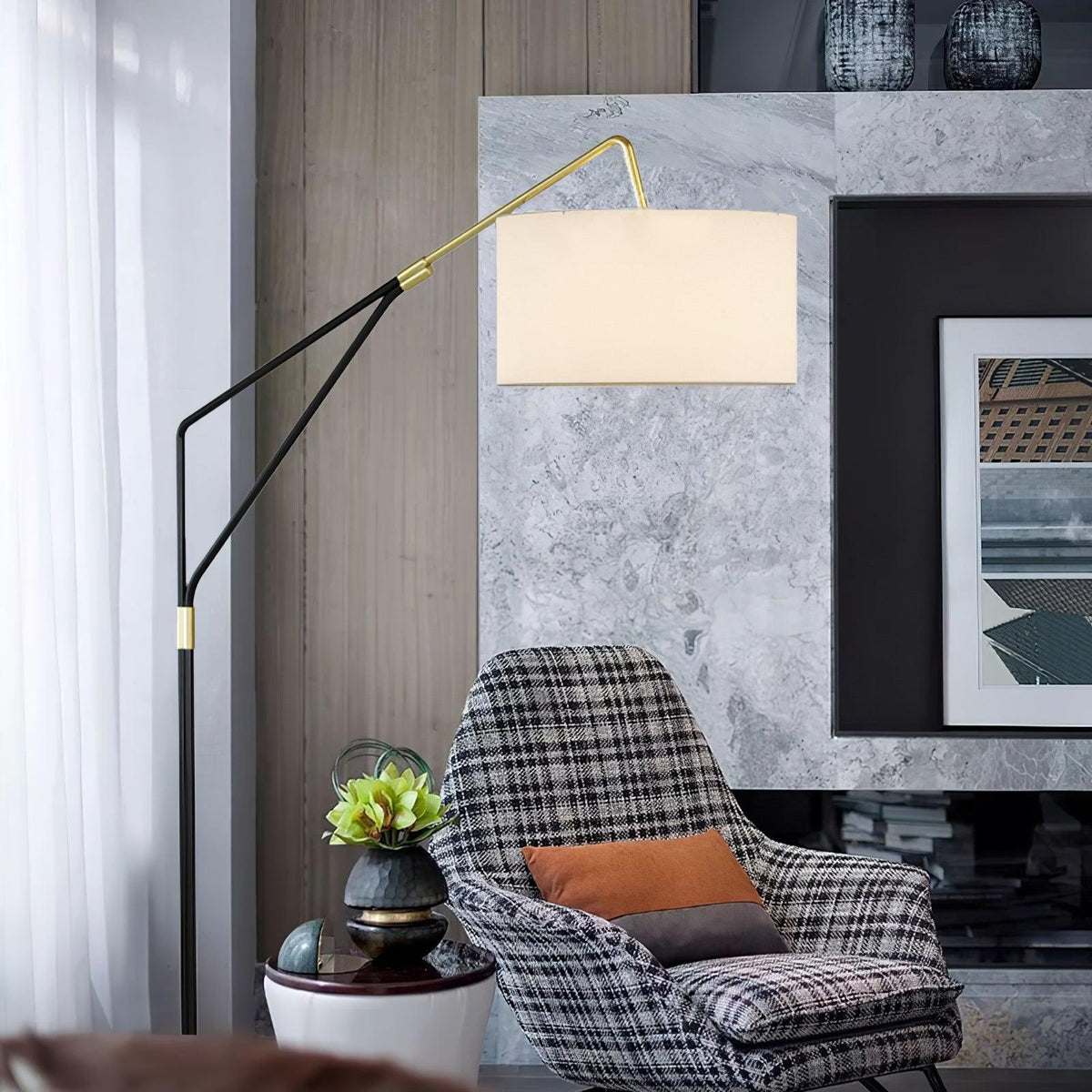 Lámpara de pie de arco con base de mármol Tarcela en un salón moderno – imagen 6