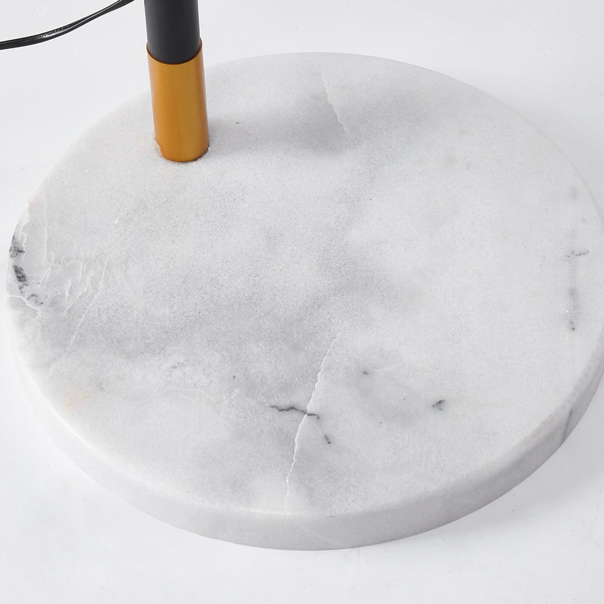 Lámpara de pie de arco con base de mármol Tarcela – detalle de la base de mármol blanco