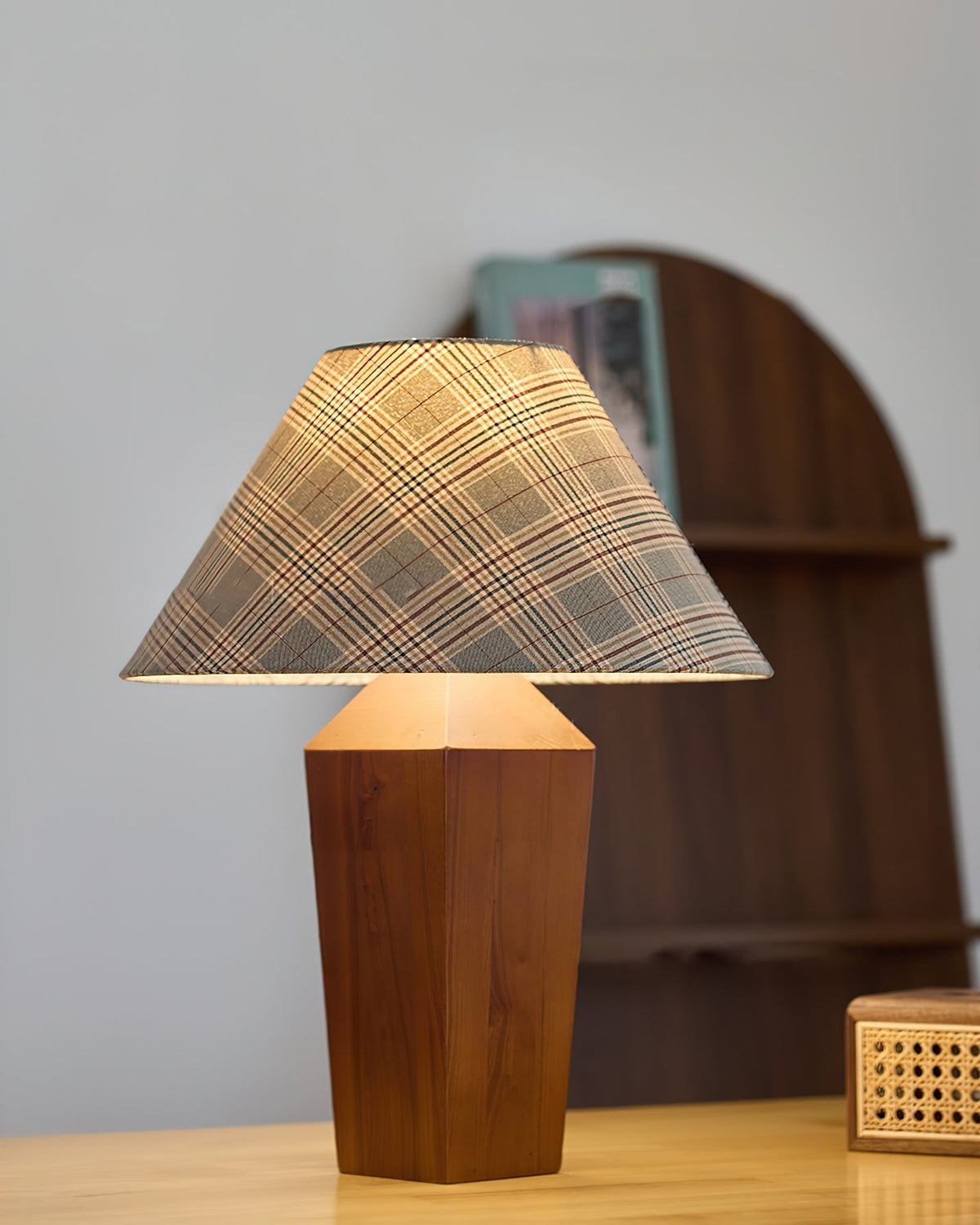 Lámpara de mesa de nogal Tartela – encendida junto a un mueble de madera