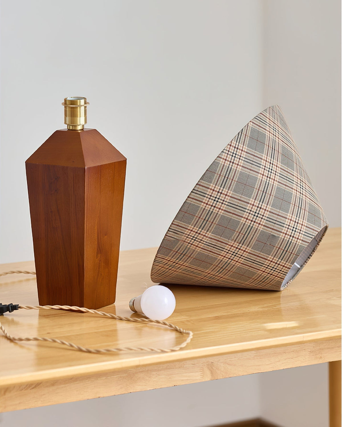Lámpara de mesa de nogal Tartela – pie de madera con casquillo E27 y pantalla desmontada