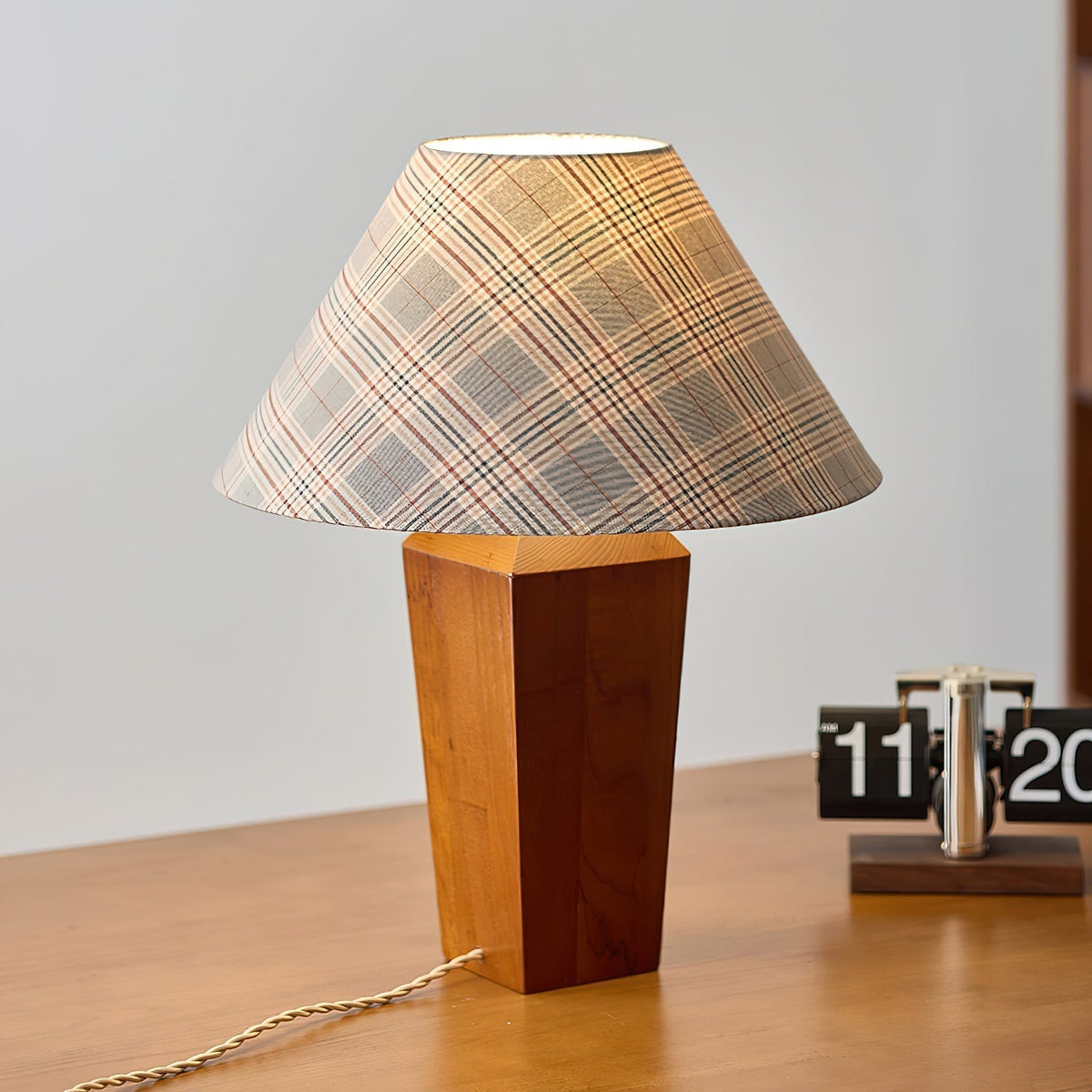 Lámpara de mesa de nogal Tartela – sobre un escritorio de madera