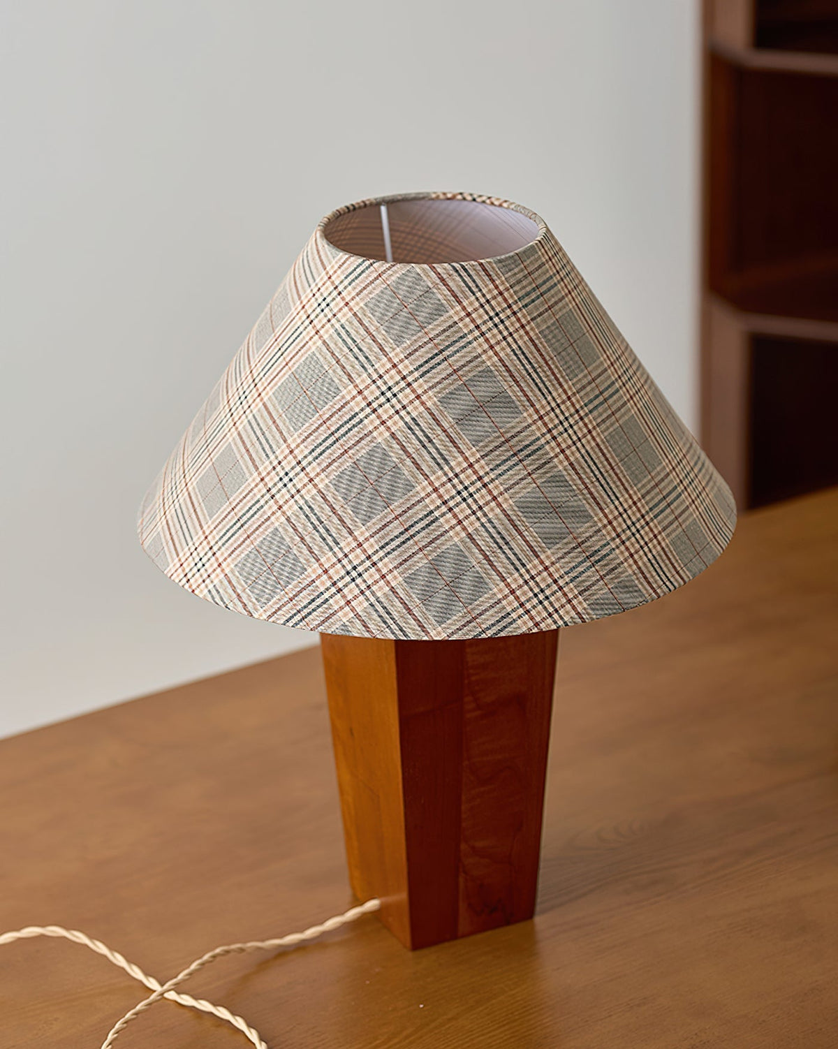 Lámpara de mesa de nogal Tartela – pantalla de tela de cuadros en detalle