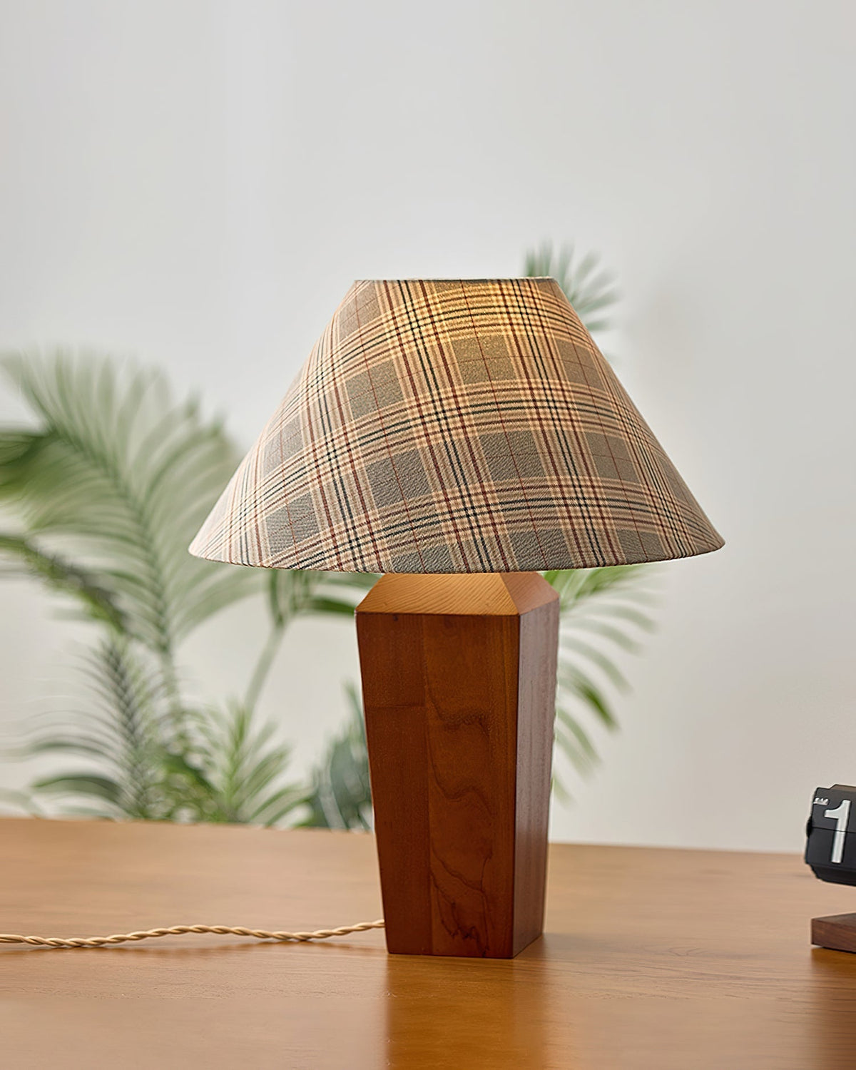 Lámpara de mesa de nogal Tartela – encendida con luz cálida
