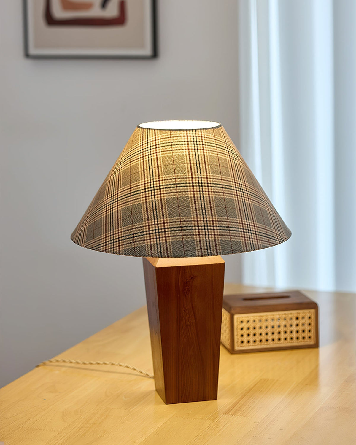 Lámpara de mesa de nogal Tartela – encendida en un despacho luminoso