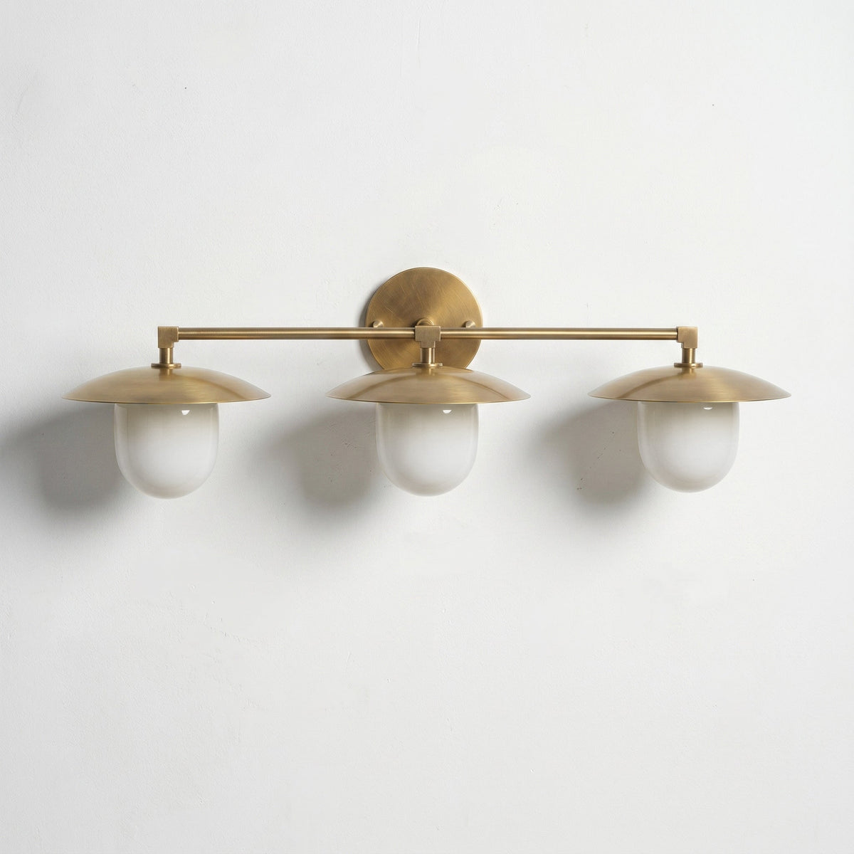 Aplique de pared de latón Tazela – 3 luces · L 71 cm