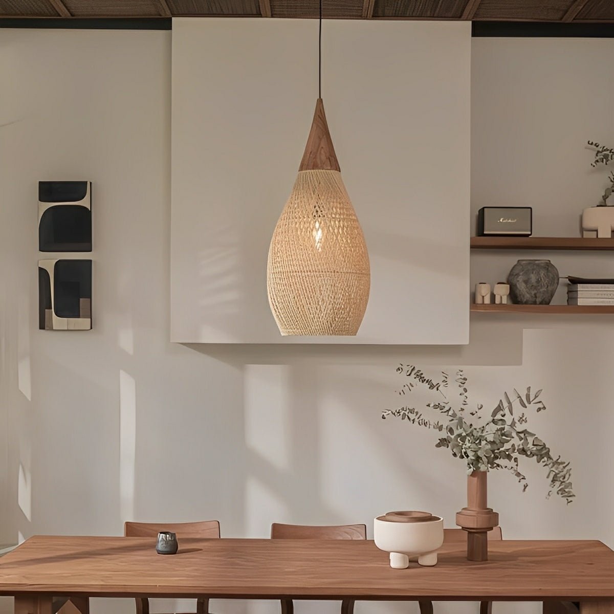 Lámpara colgante de ratán Bellota sobre una mesa de comedor – imagen 2