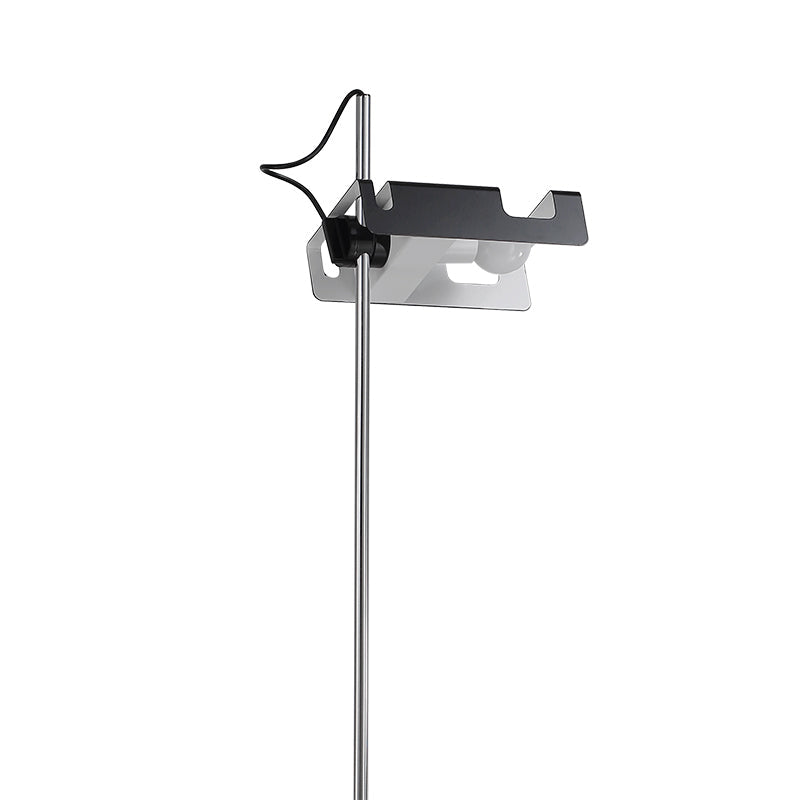 Lámpara de pie con foco orientable Tejela – foco negro en detalle