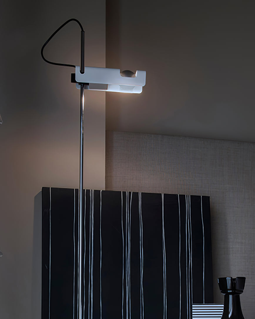 Lámpara de pie con foco orientable Tejela – foco blanco junto a la pared