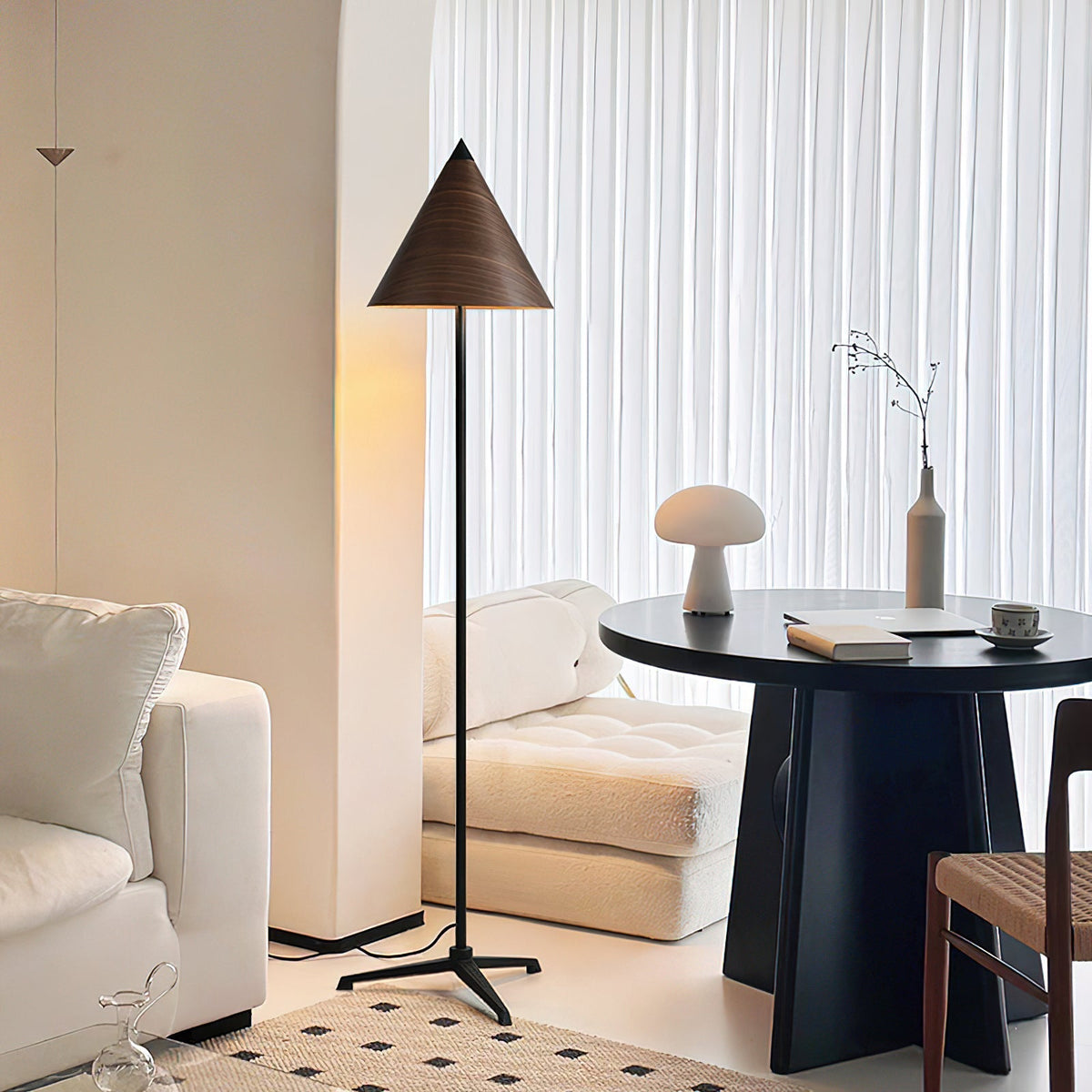Lámpara de pie cono de madera Tejola en un salón luminoso – imagen 6