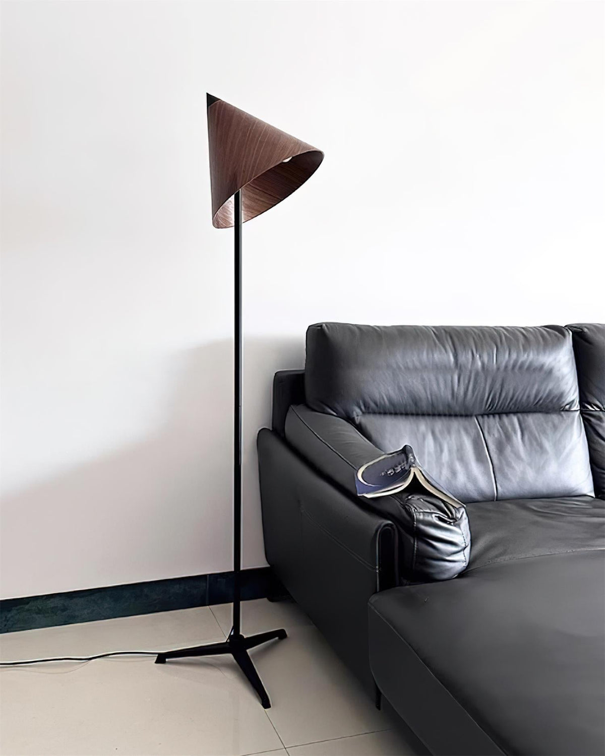 Lámpara de pie cono de madera Tejola en un salón luminoso – imagen 8