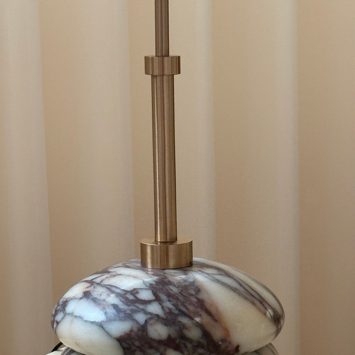 Lámpara de mesa de mármol y ratán Tejuela – detalle del vástago de latón