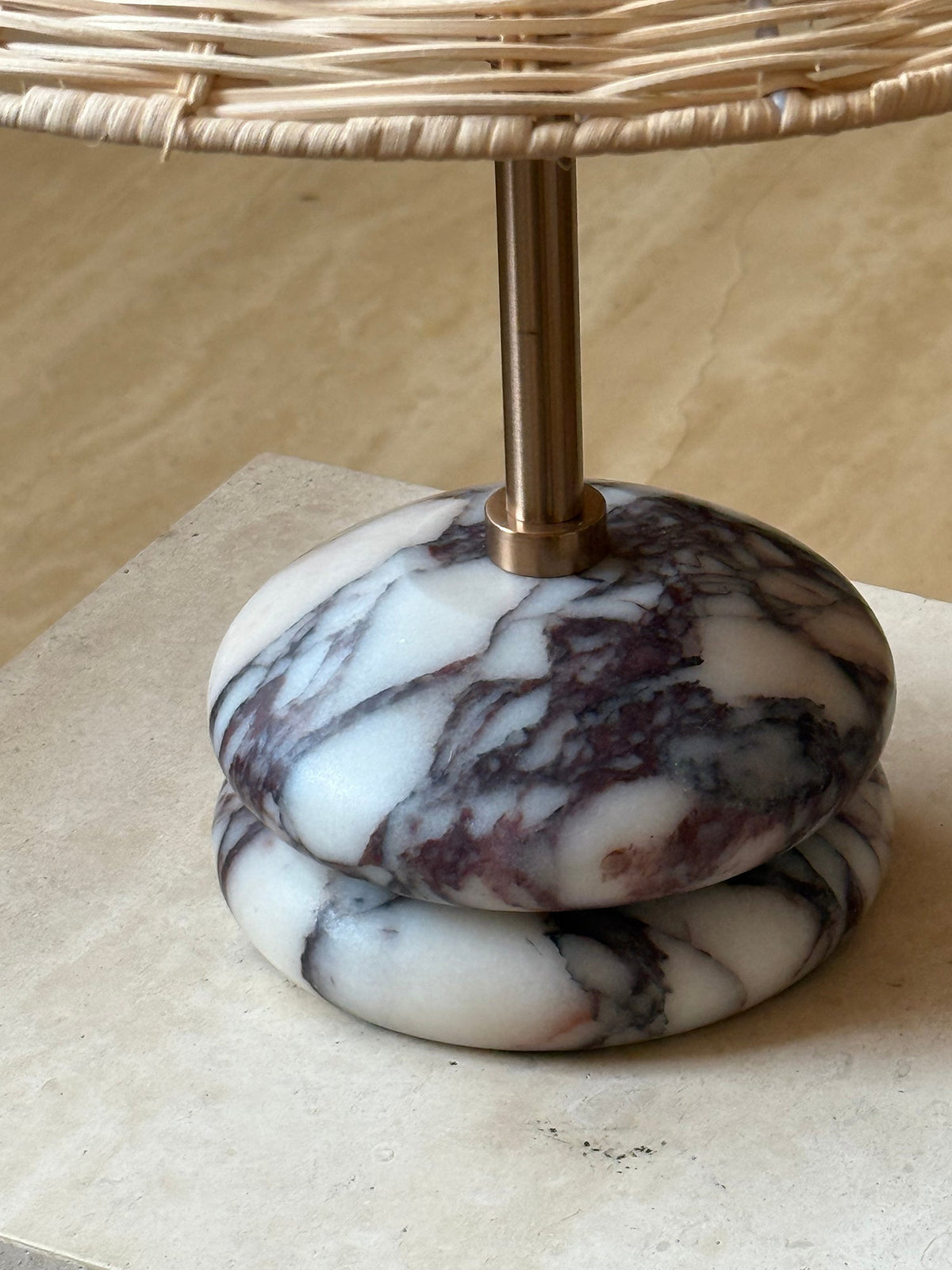 Lámpara de mesa de mármol y ratán Tejuela – detalle de la base de mármol veteado