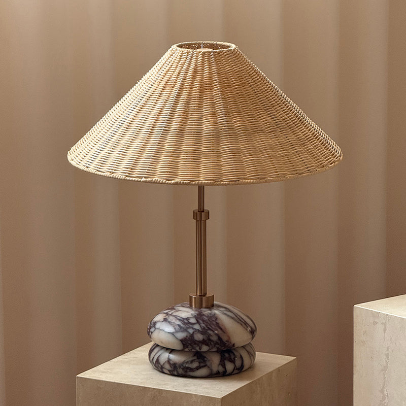 Lámpara de mesa de mármol y ratán Tejuela – tamaño grande sobre un pedestal de travertino