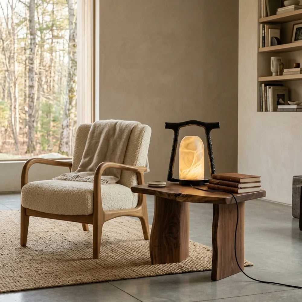 Lámpara de mesa de alabastro Templina – junto a un sillón de lectura