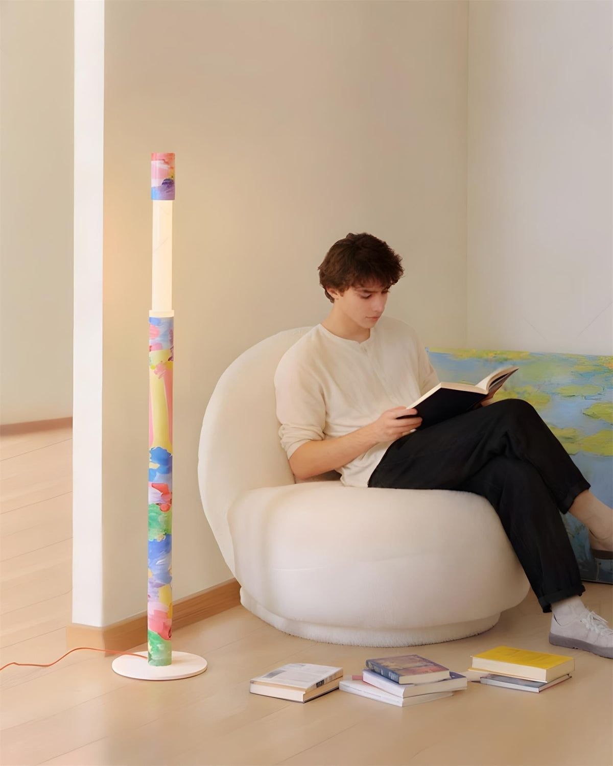 Lámpara de pie LED columna multicolor Tempra en un salón luminoso – imagen 4