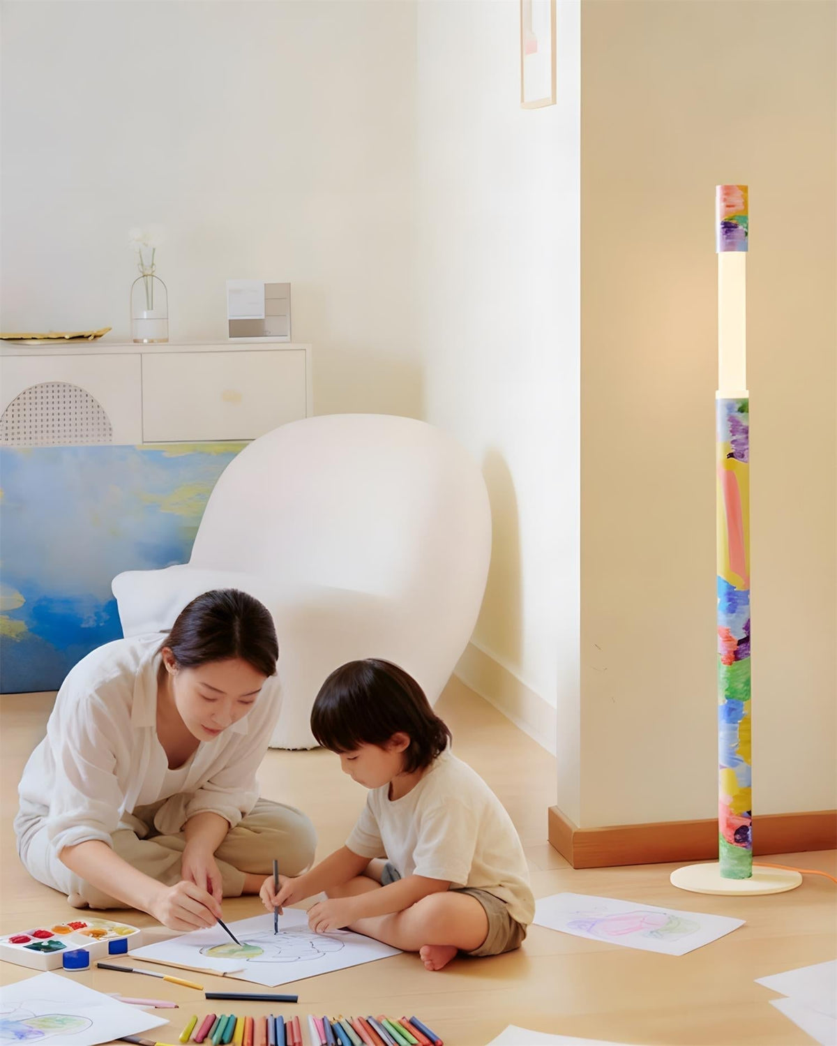 Lámpara de pie LED columna multicolor Tempra en un salón luminoso – imagen 5