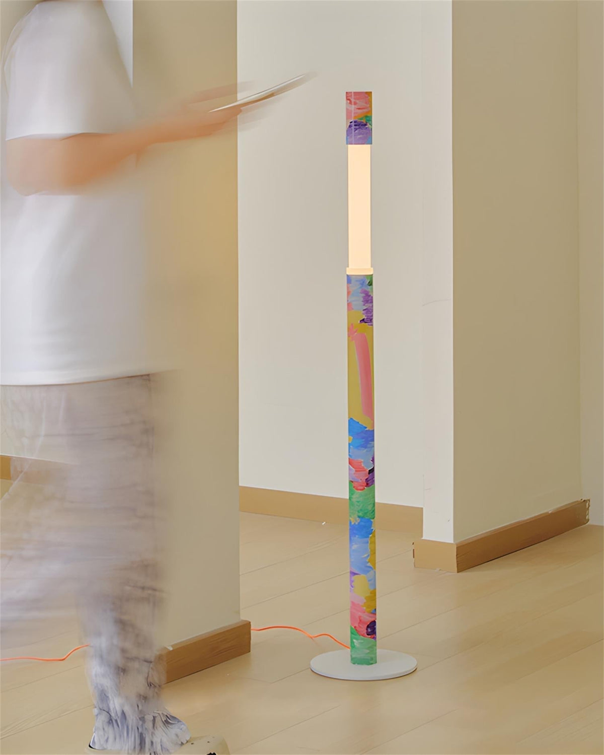 Lámpara de pie LED columna multicolor Tempra en un salón luminoso – imagen 6