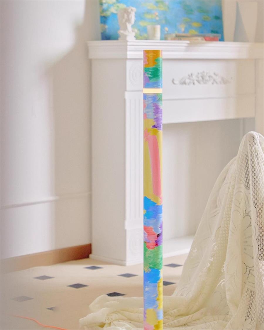 Lámpara de pie LED columna multicolor Tempra en un salón luminoso – imagen 7