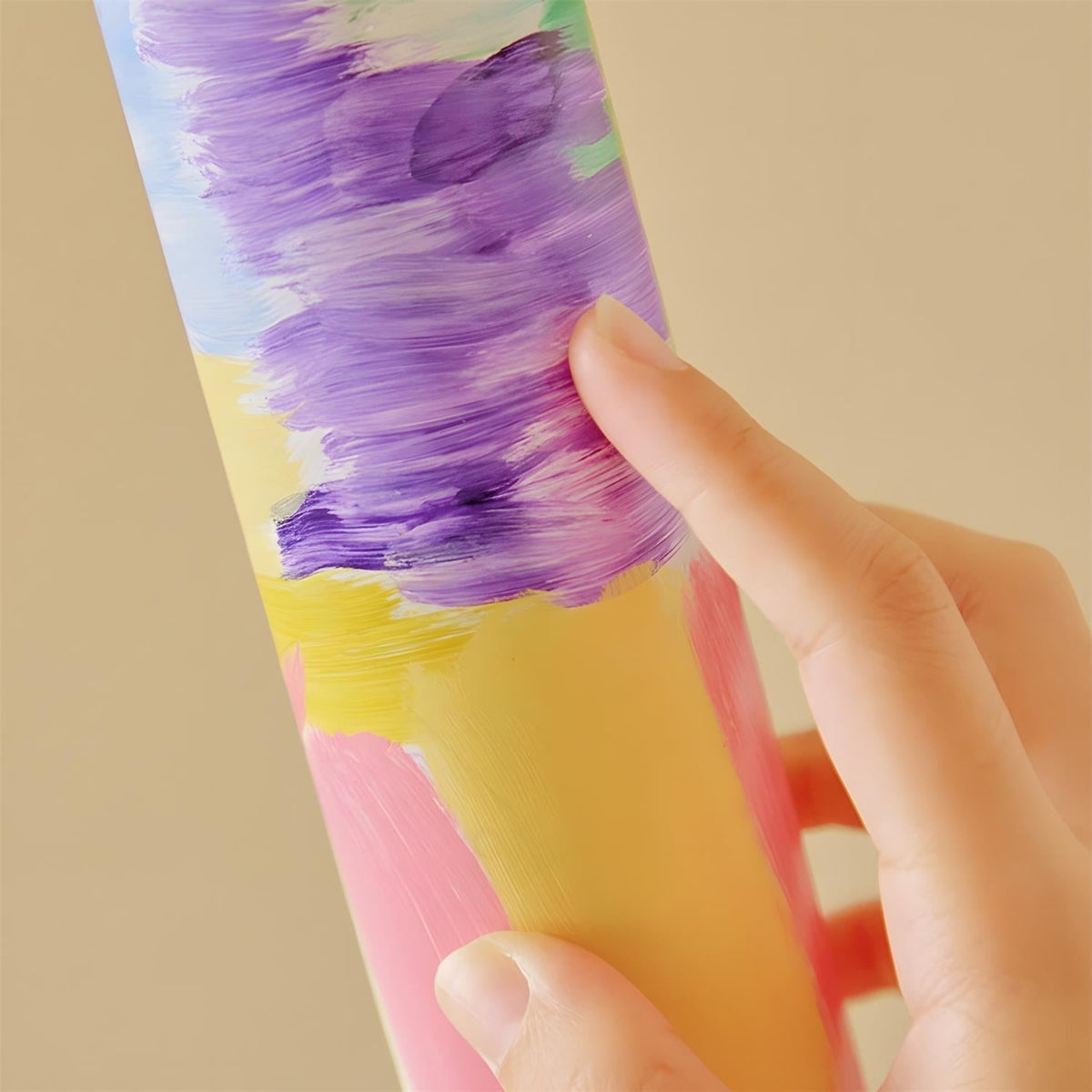 Lámpara de pie LED columna multicolor Tempra – detalle de las pinceladas de color