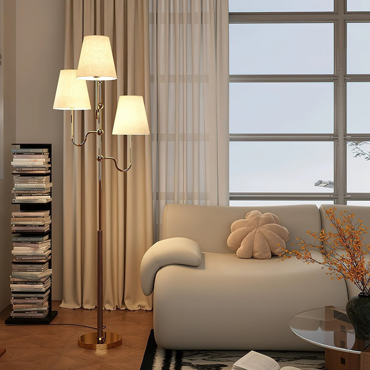 Lámpara de pie de 3 luces con pantallas de tela Ternela junto a un sofá – imagen 3