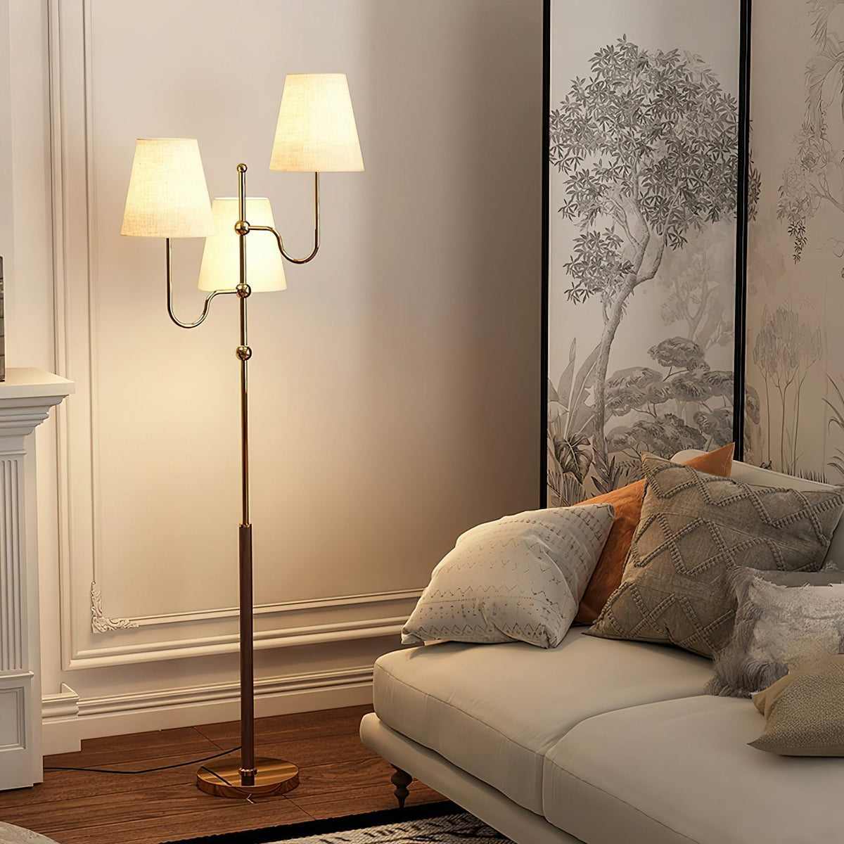 Lámpara de pie de 3 luces con pantallas de tela Ternela junto a un sofá – imagen 4